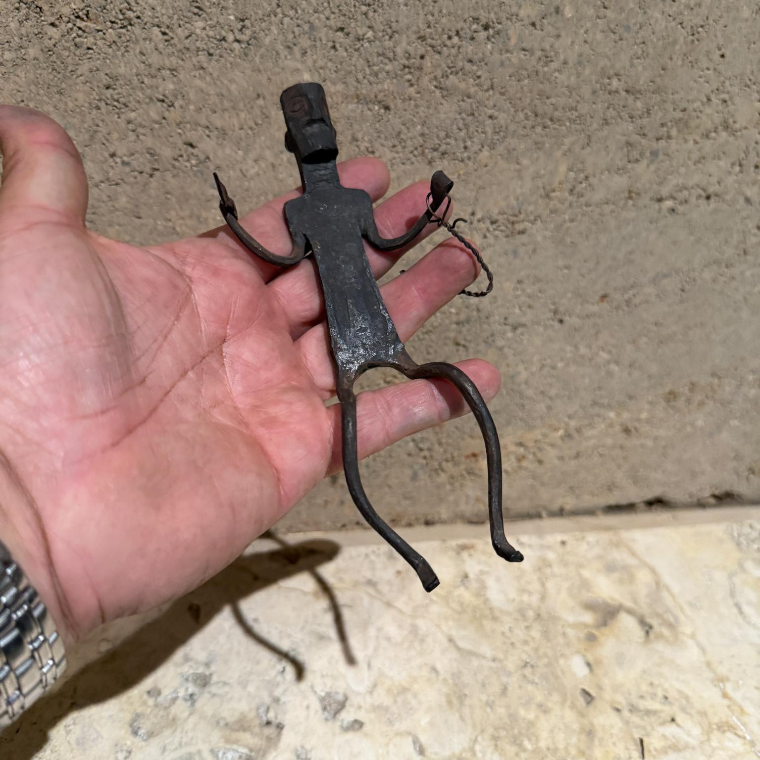 Sconosciuto Scultura giocattolo di guerriero in ferro forgiato a mano del 1920, Dogon africano in vendita