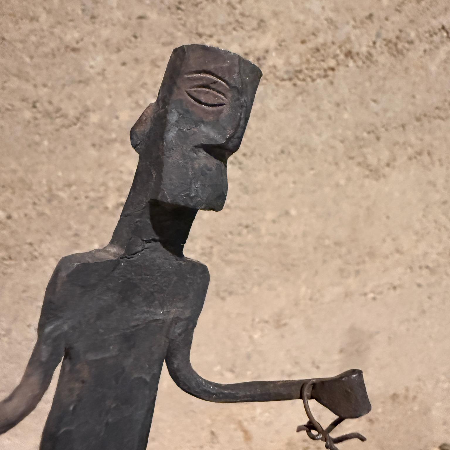 Scultura giocattolo di guerriero in ferro forgiato a mano del 1920, Dogon africano In condizioni buone in vendita a Chula Vista, CA