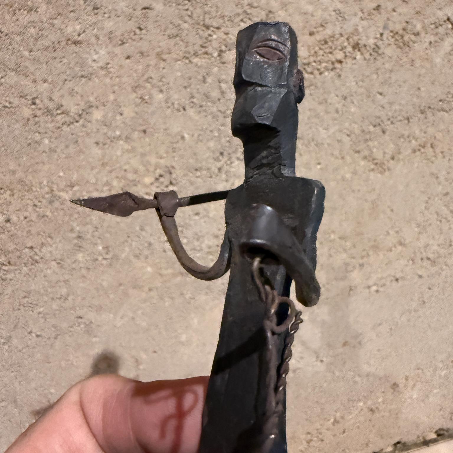XX secolo Scultura giocattolo di guerriero in ferro forgiato a mano del 1920, Dogon africano in vendita