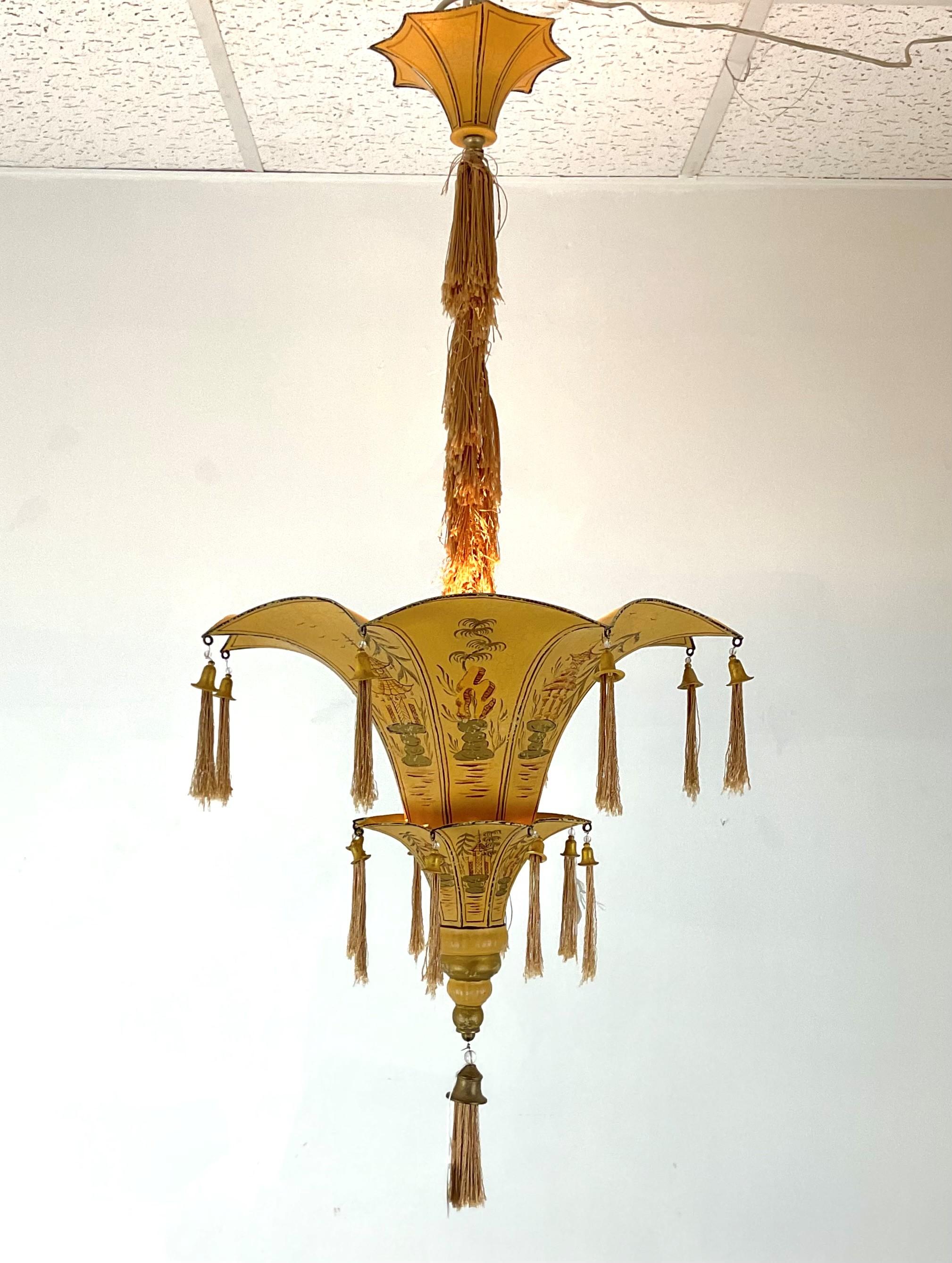 Splendido lampadario a pagoda in metallo dipinto a mano con sfera e nappe di seta originali. Unico nel suo genere. Tutti i cavi e le prese sono nuovi.