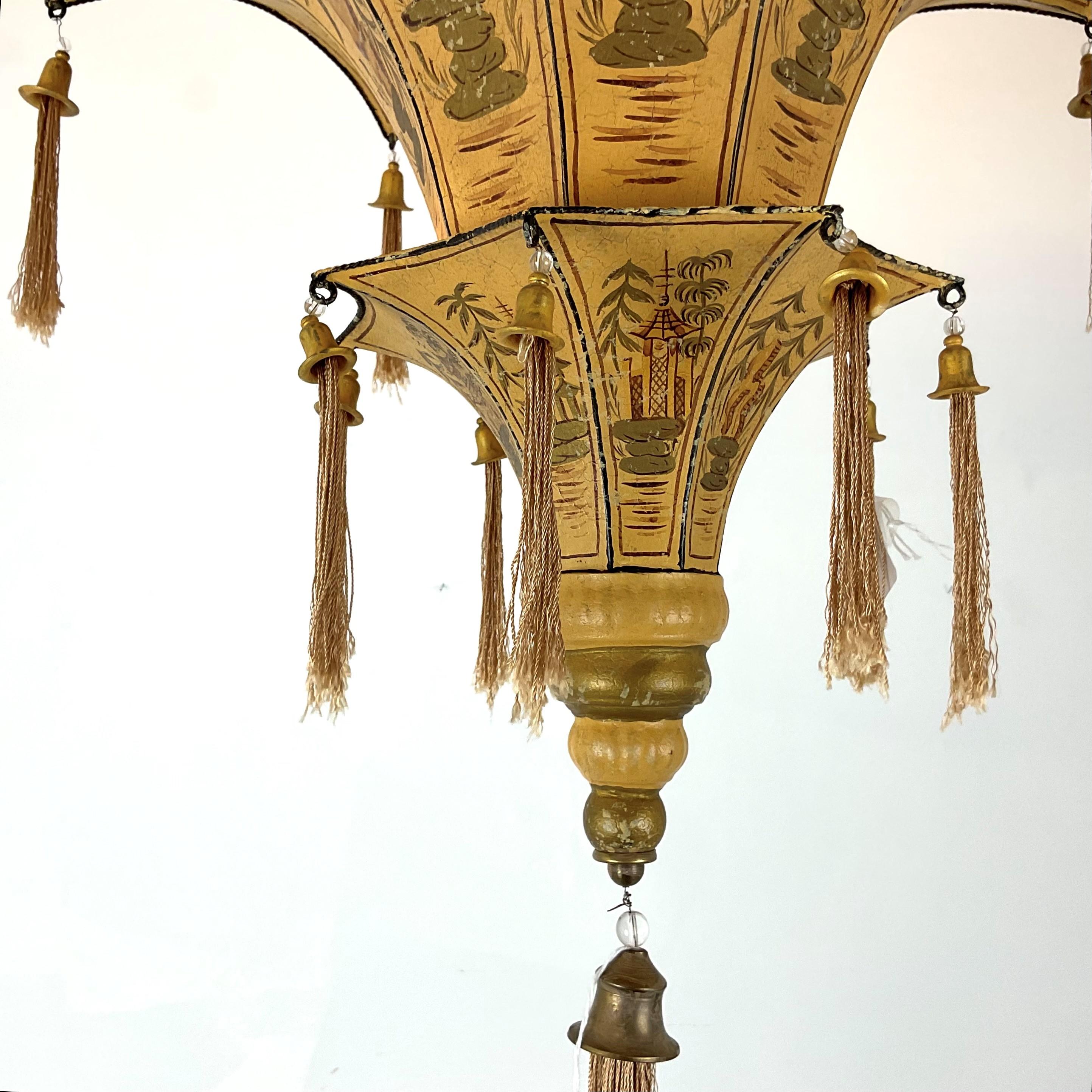 Lampadario a pagoda a due piani dipinto a mano del 1920, Chinwazerie In condizioni buone in vendita a West Palm Beach, FL
