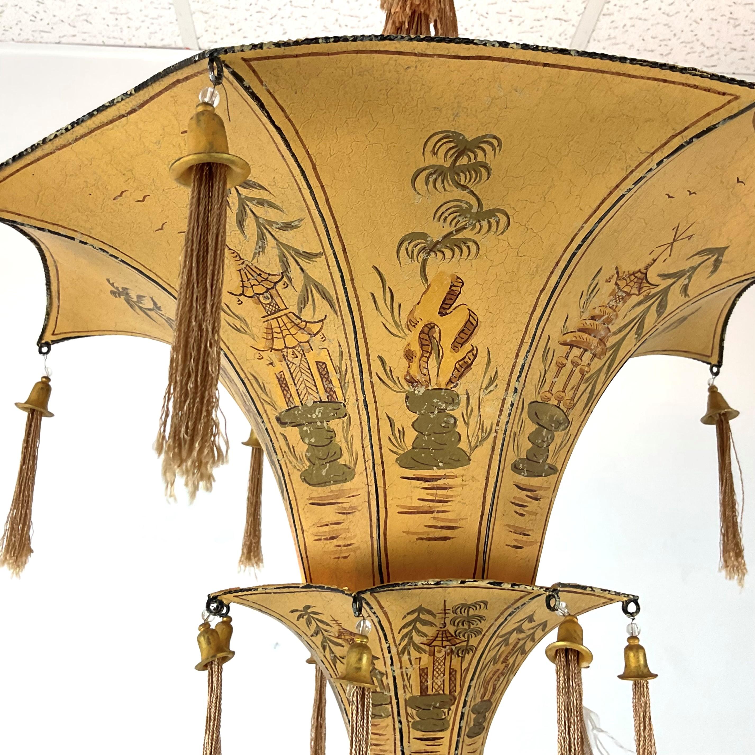 Inizio XX secolo Lampadario a pagoda a due piani dipinto a mano del 1920, Chinwazerie in vendita