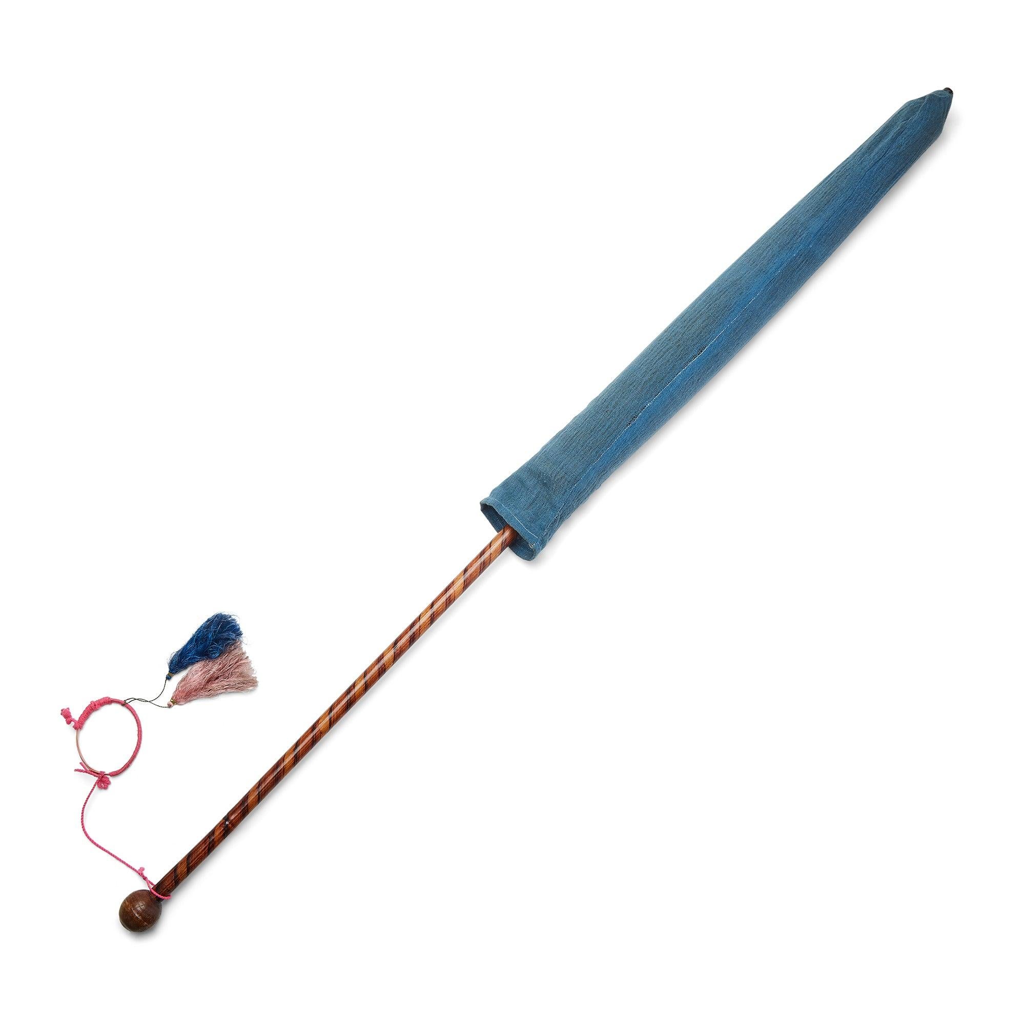 Handbemalter Sonnenschirm aus Rangun, 1920er Jahre (Blau) im Angebot
