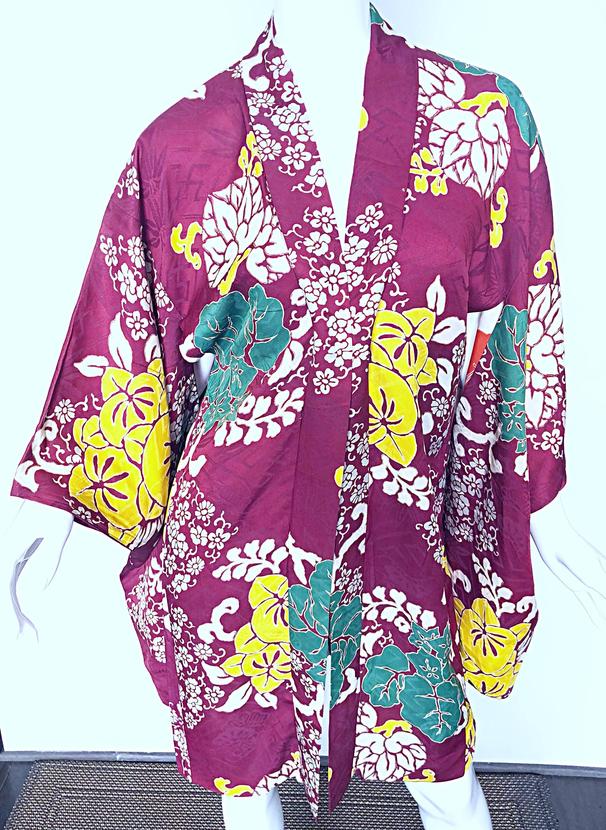 Extraordinaire veste de kimono japonais haori en damas de soie cousu à la main dans les années 1920 ! Le damas de soie tissé à la main est orné de motifs sayagata, matsu et sasanoha. Des couleurs vives comme le jaune, le vert d'eau et le blanc sont