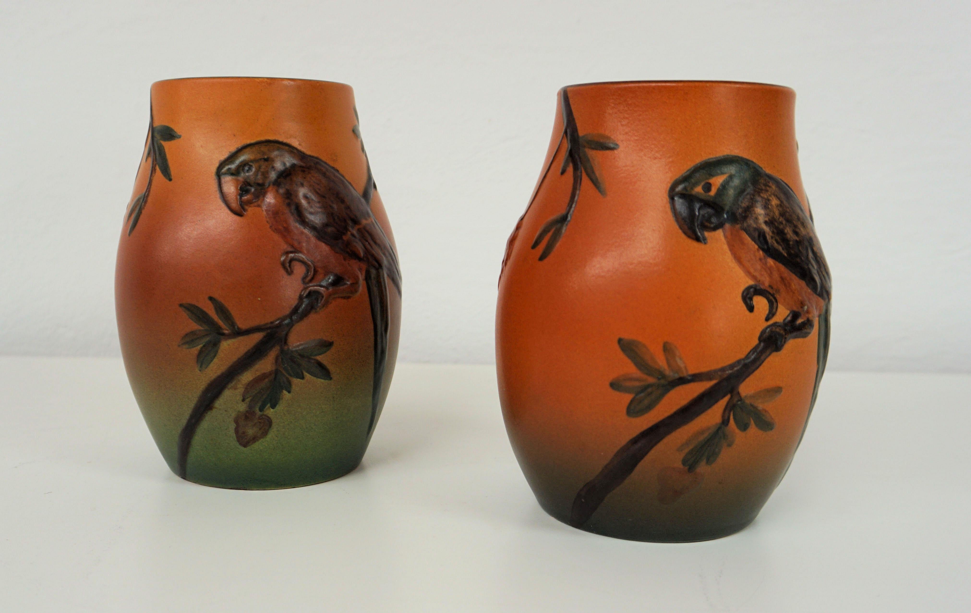 Vaso danese Art Decor con pappagallo degli anni '20 realizzato a mano da P. Ipsens Enke In condizioni buone in vendita a Knebel, DK