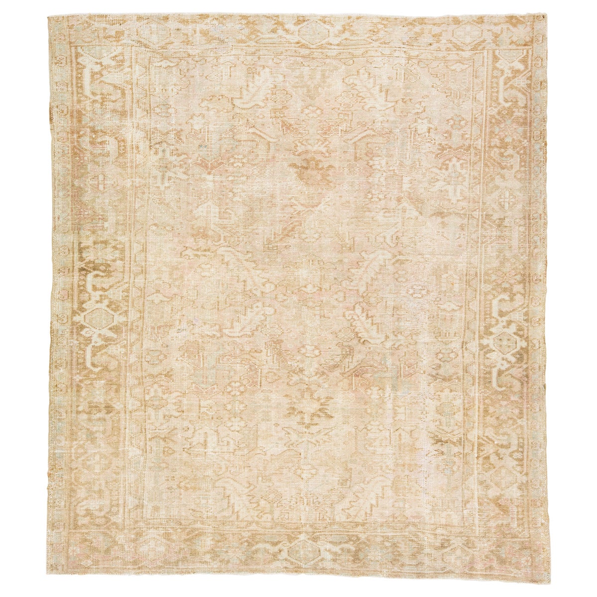 Tapis persan Heriz beige des années 1920, fait à la main, avec motif Allover en vente