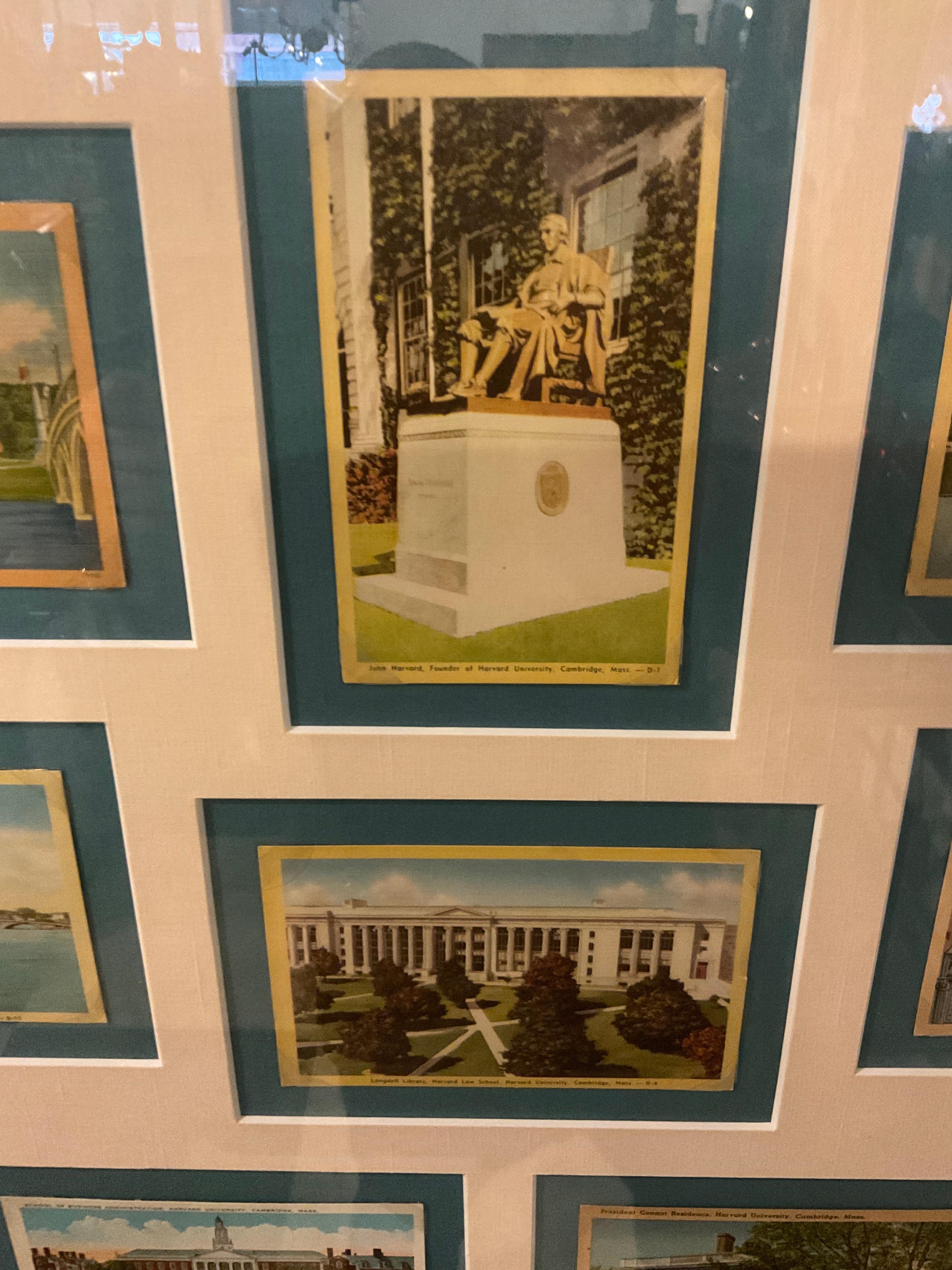 Papier Postcards Harvard des années 1920 encadrées en vente