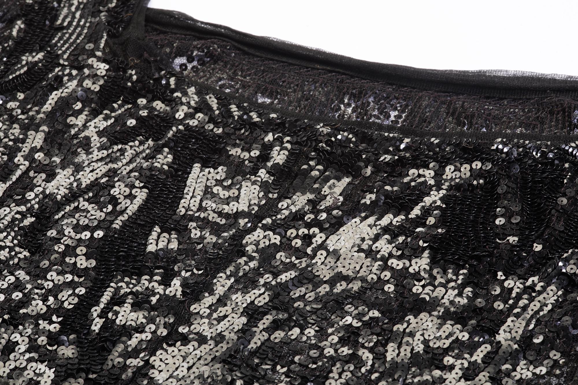 Robe de soirée haute couture noire à sequins avec ourlet à pompons des années 1920 en vente 1
