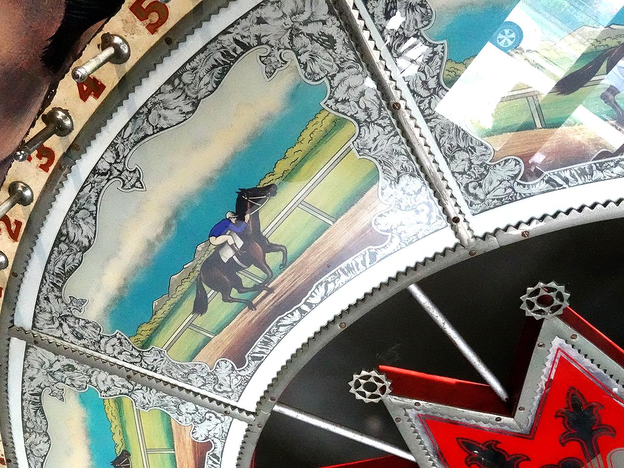 Il s'agit de la plus grande Roue de la Fortune A.C. Evans & Co jamais fabriqués et les plus recherchés. Ces roues décoratives étaient fabriquées à la main et étaient haut de gamme. Cet exemplaire présente la peinture d'origine et une belle patine