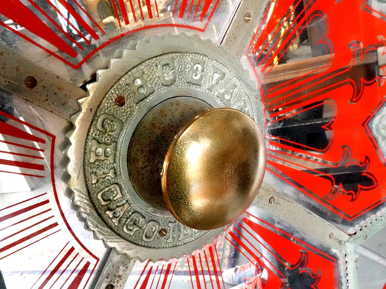 20ième siècle A.C. des années 1920. Evans Jumbo Horse Racing Wheel On Stand en vente