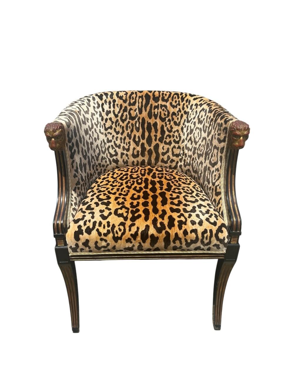 Sillón de estilo Imperio Hollywood Regency con armazón ebonizado y acentos dorados y detalle de cabeza de león. El tejido es Scalamandre