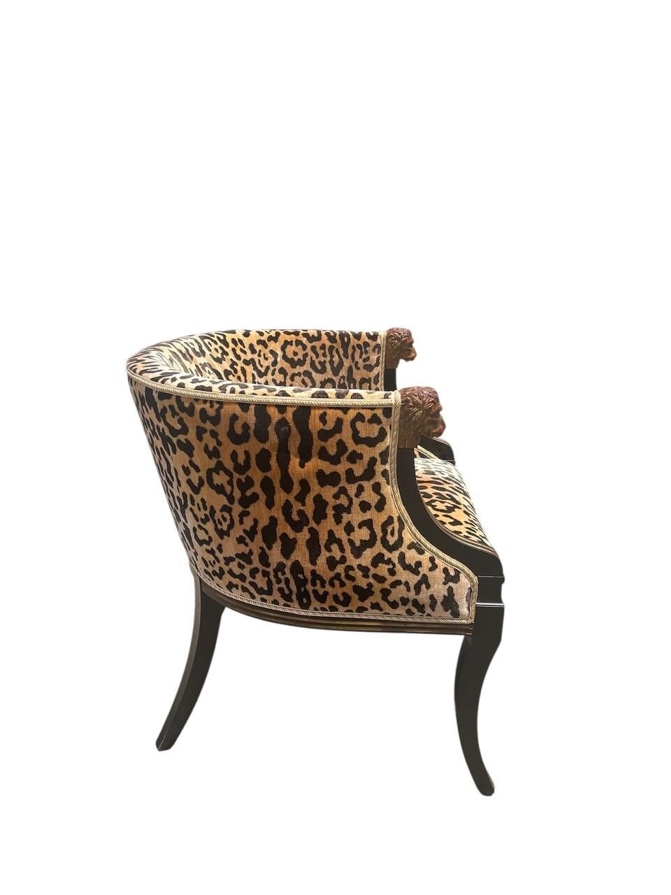 Sillón Estilo Imperio Hollywood Regency de 1920 Tallado en venta
