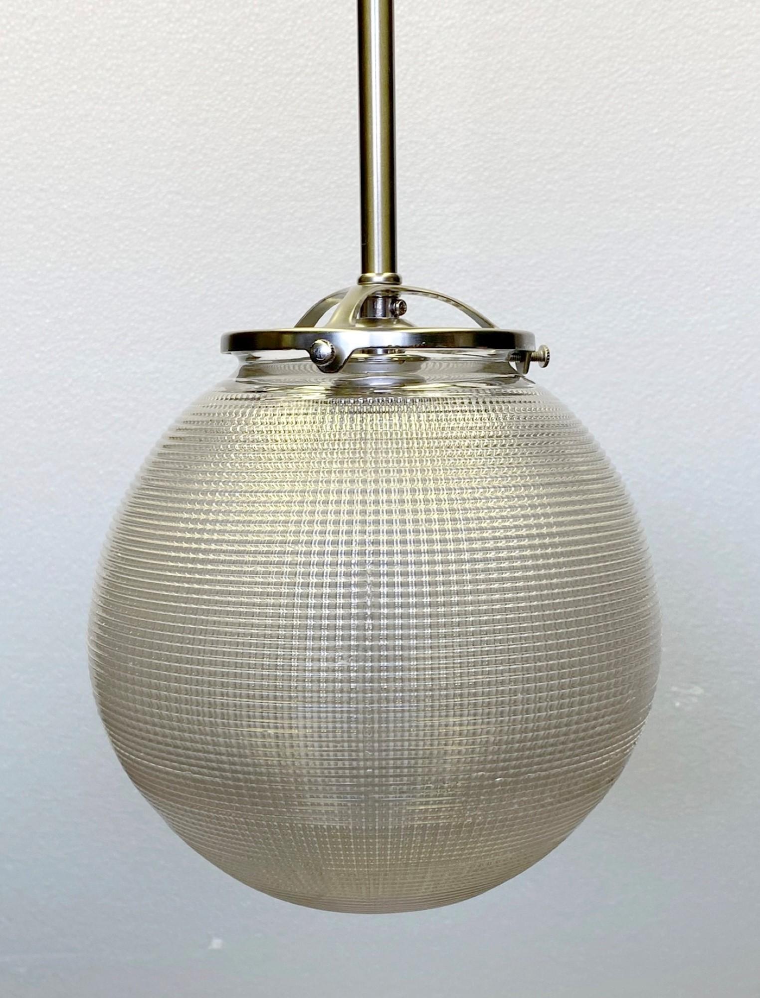 seltene kugelförmige Holophan-Glas-Pendelleuchte aus den 1920er Jahren. Dieser antike Globus passt zur heutigen Ästhetik, da er an einer neuen Halterung aus gebürstetem Nickel mit neuer Verkabelung und einer Standard-Glühbirnenfassung, auch bekannt
