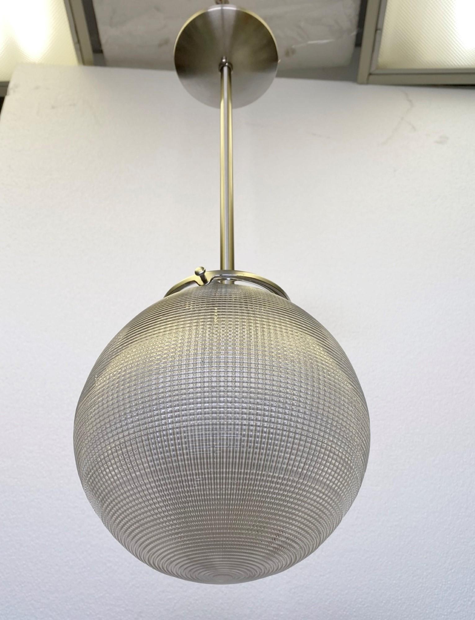 1920er Holophane Seltene Glaskugel-Hängelampe mit Nickel-Fassung (amerikanisch)