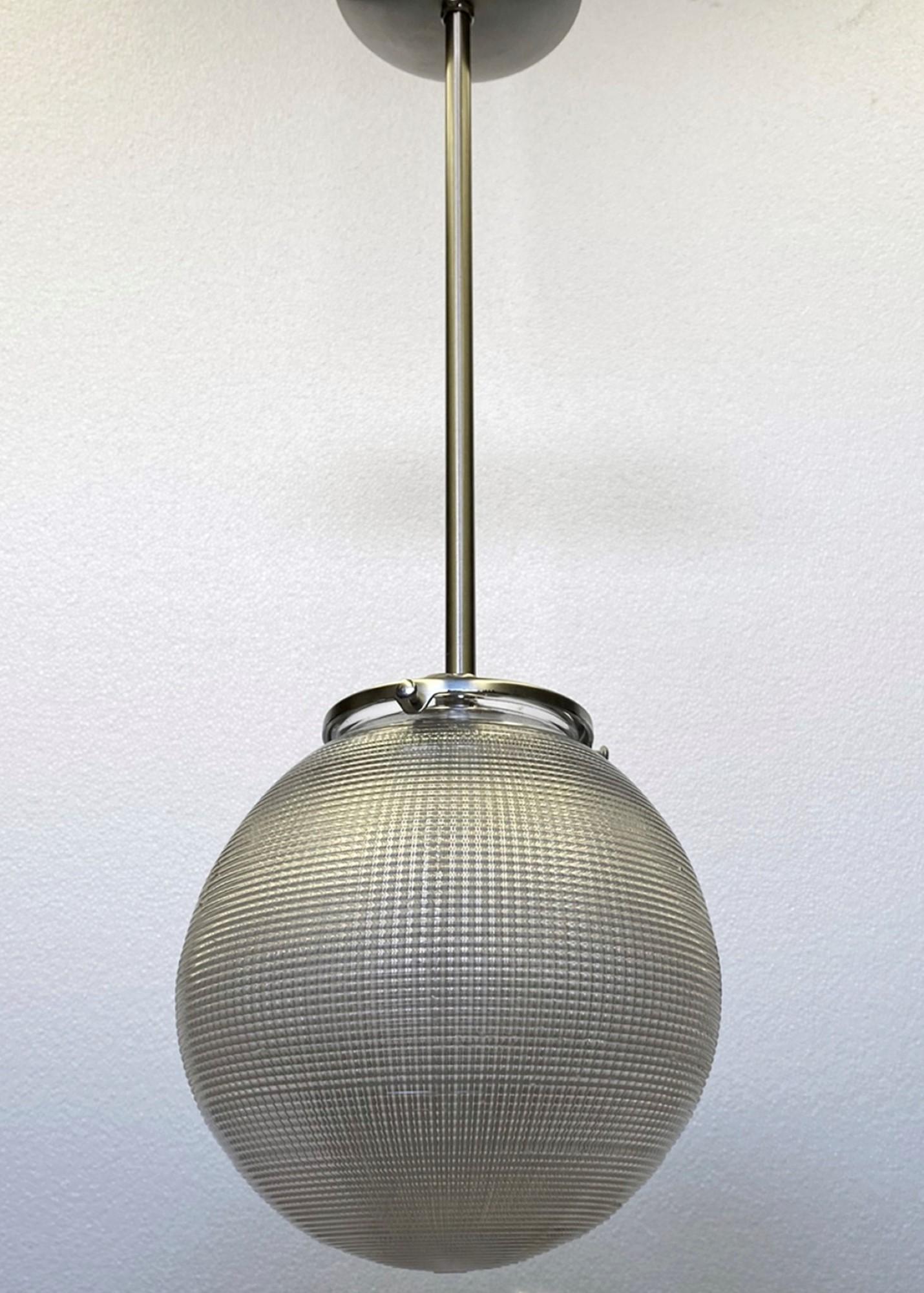 1920er Holophane Seltene Glaskugel-Hängelampe mit Nickel-Fassung im Zustand „Gut“ in New York, NY