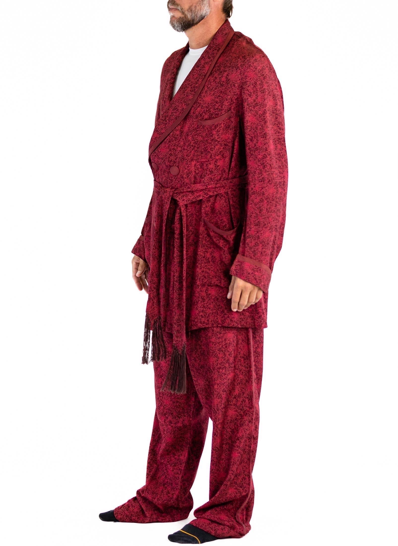 1920S HUBERT AND WHITE INC Garnet Red Rayon Jacquard Robe & Lounge Pants In Excellent Condition For Sale In New York, NY