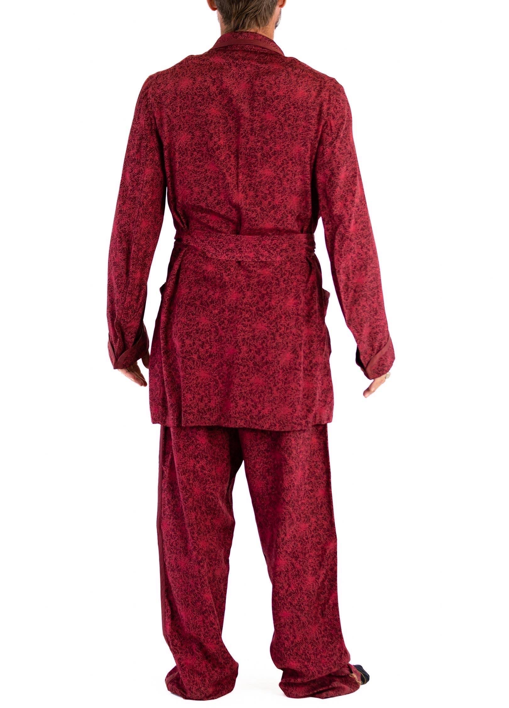 1920S HUBERT AND WHITE INC Garnet Red Rayon Jacquard Robe & Lounge Pants For Sale 2