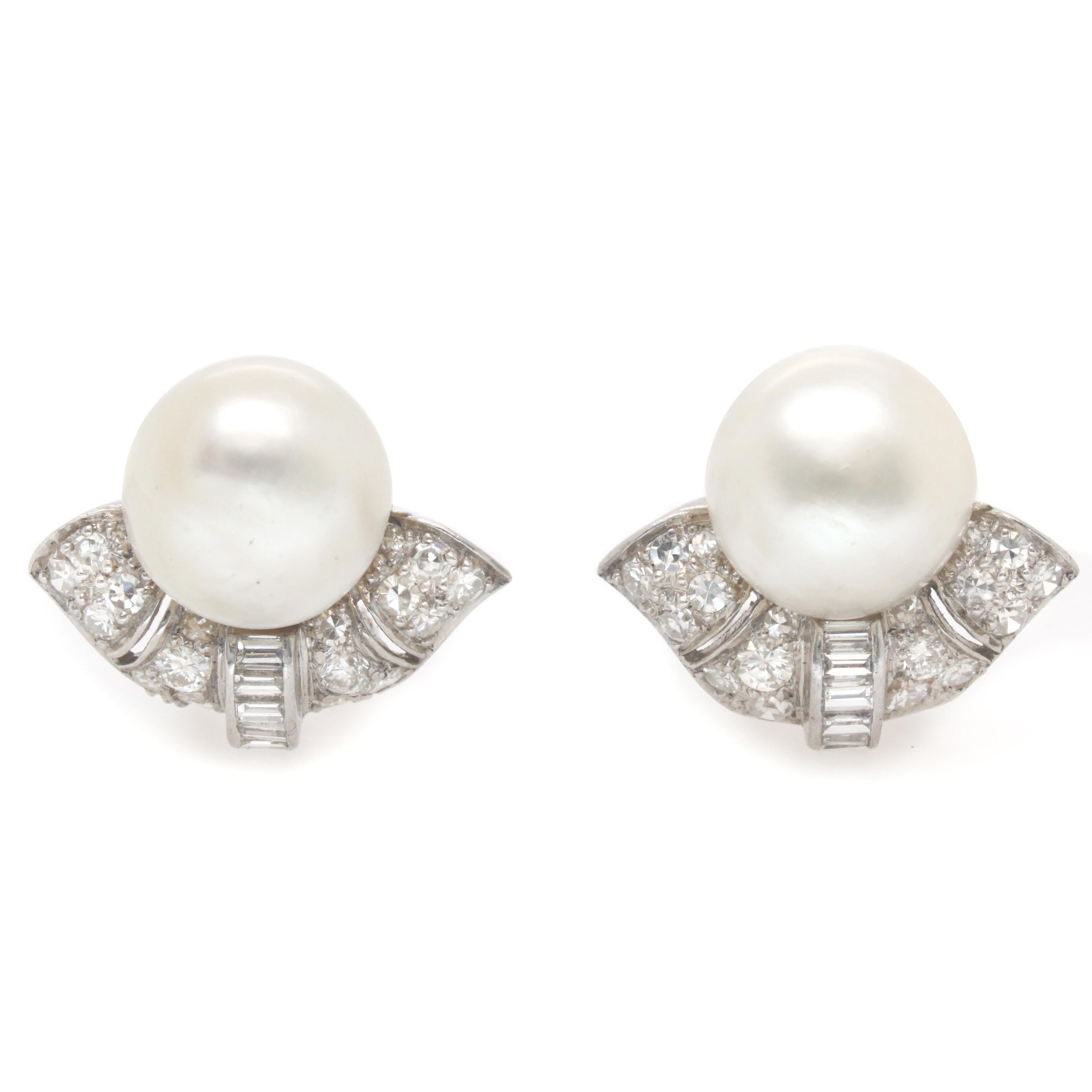 Ohrclips aus Platin mit natürlichen Perlen und Diamanten im Art-déco-Stil der 1920er Jahre (Art déco) im Angebot