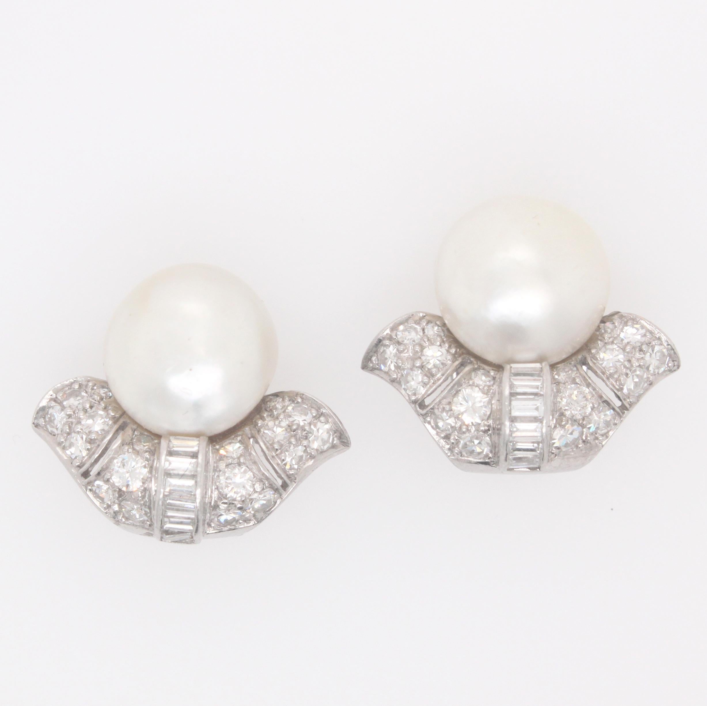 Ohrclips aus Platin mit natürlichen Perlen und Diamanten im Art-déco-Stil der 1920er Jahre im Zustand „Hervorragend“ im Angebot in Idar-Oberstein, DE