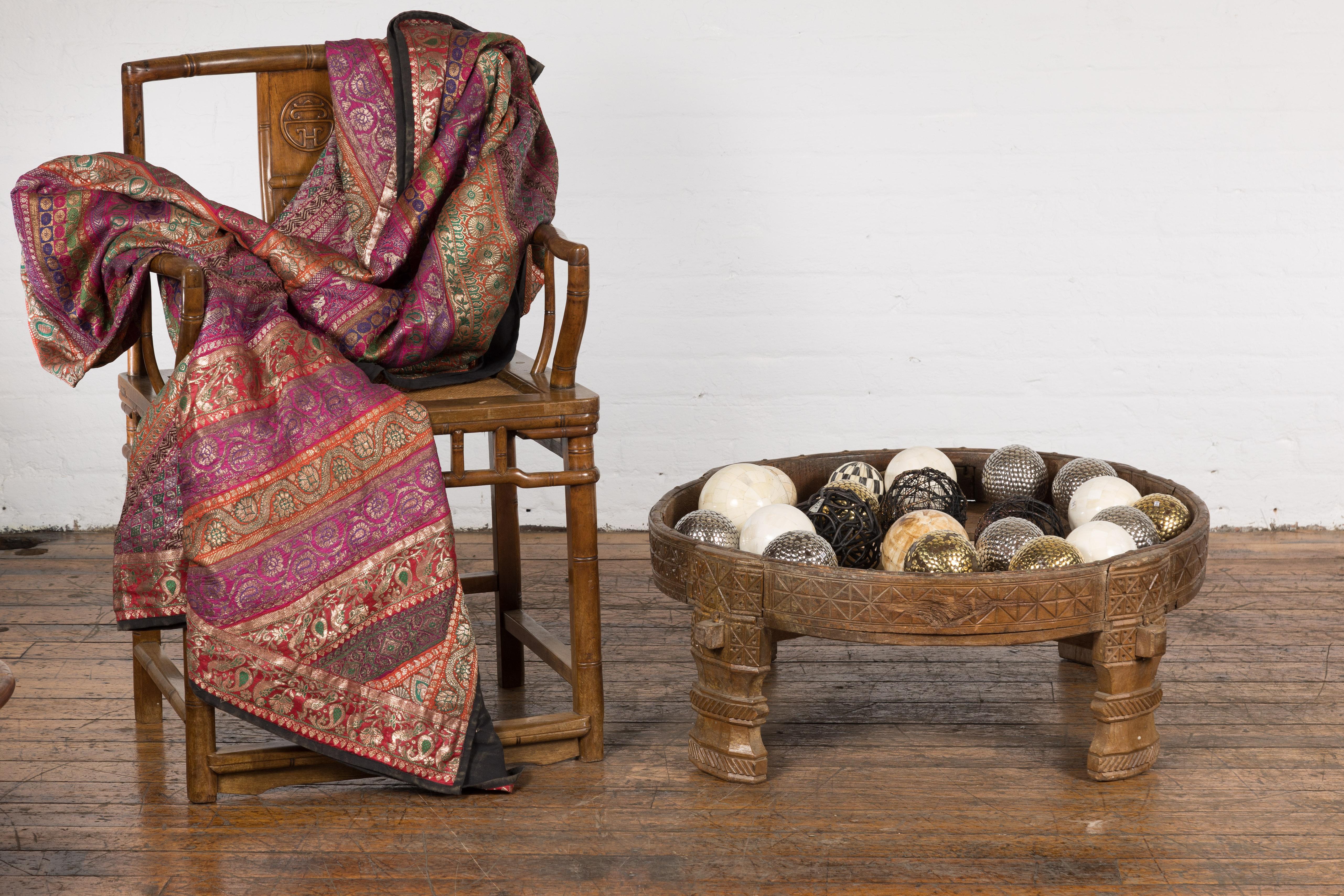 Mesa de moler Chakki antigua de la India de los años 20 con decoración geométrica tallada a mano Tribal en venta