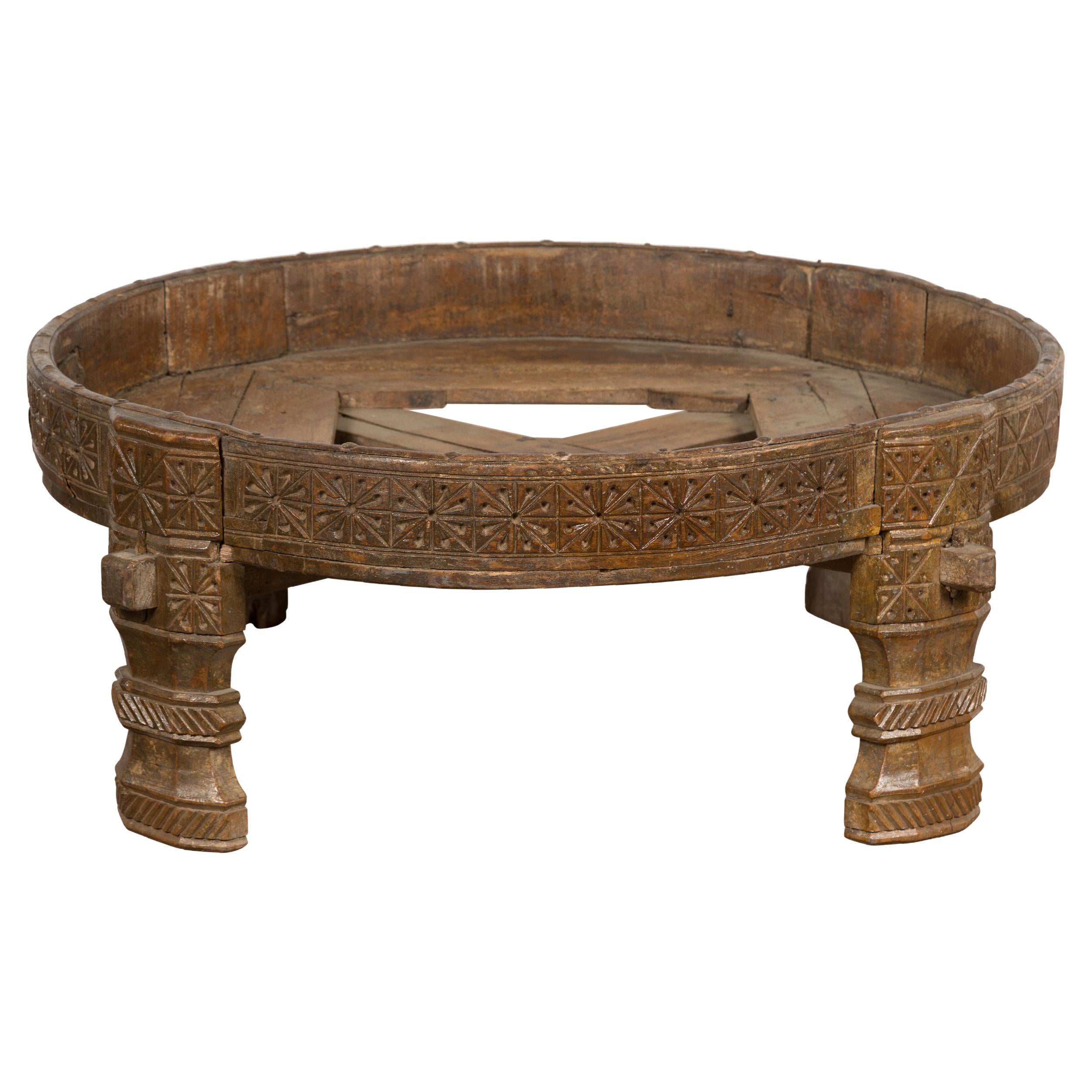 Table d'affûtage Chakki indienne des années 1920 avec décor géométrique sculpté à la main