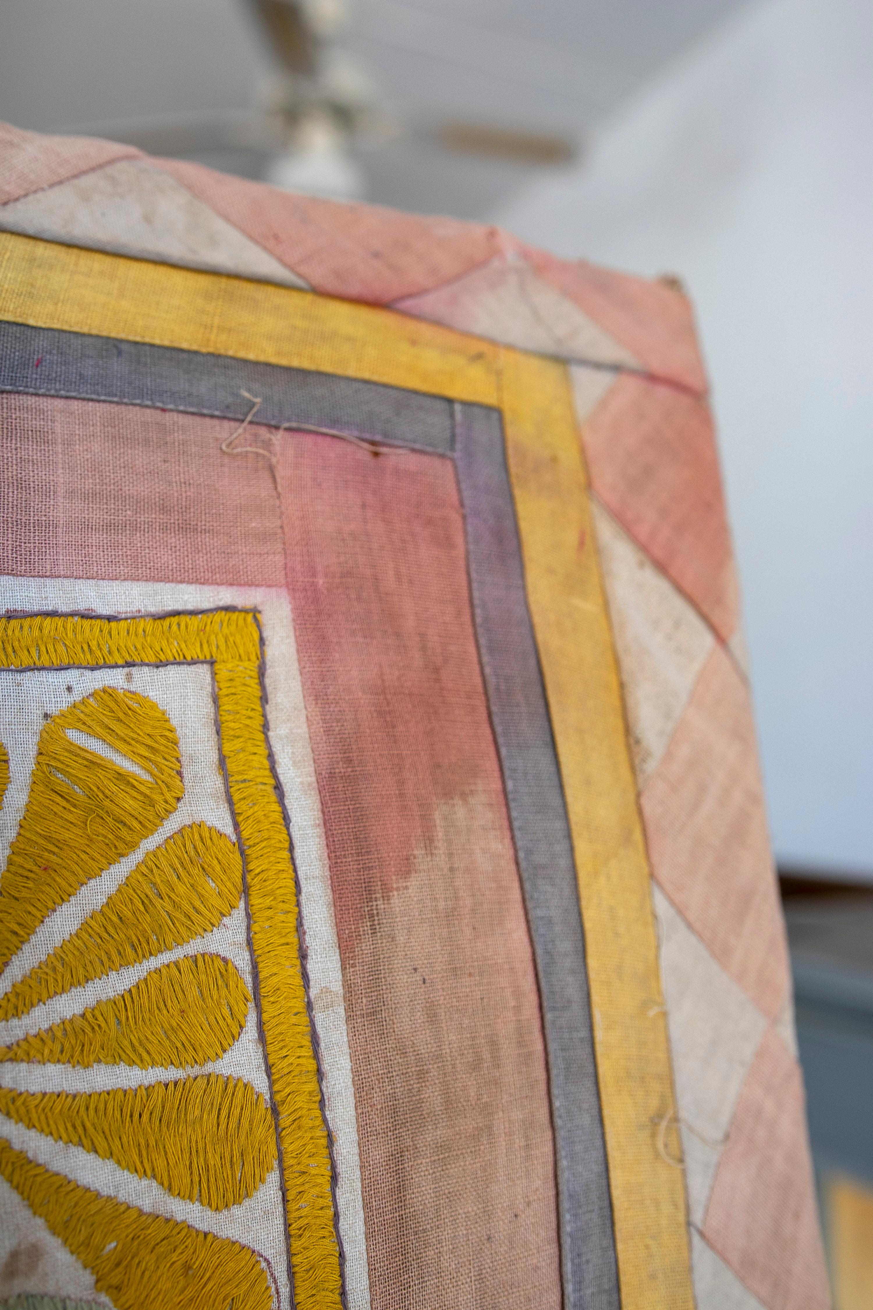 Panneau indien brodé des années 1920 Tapisserie en soie avec motif géométrique et cadre en bois en vente 6