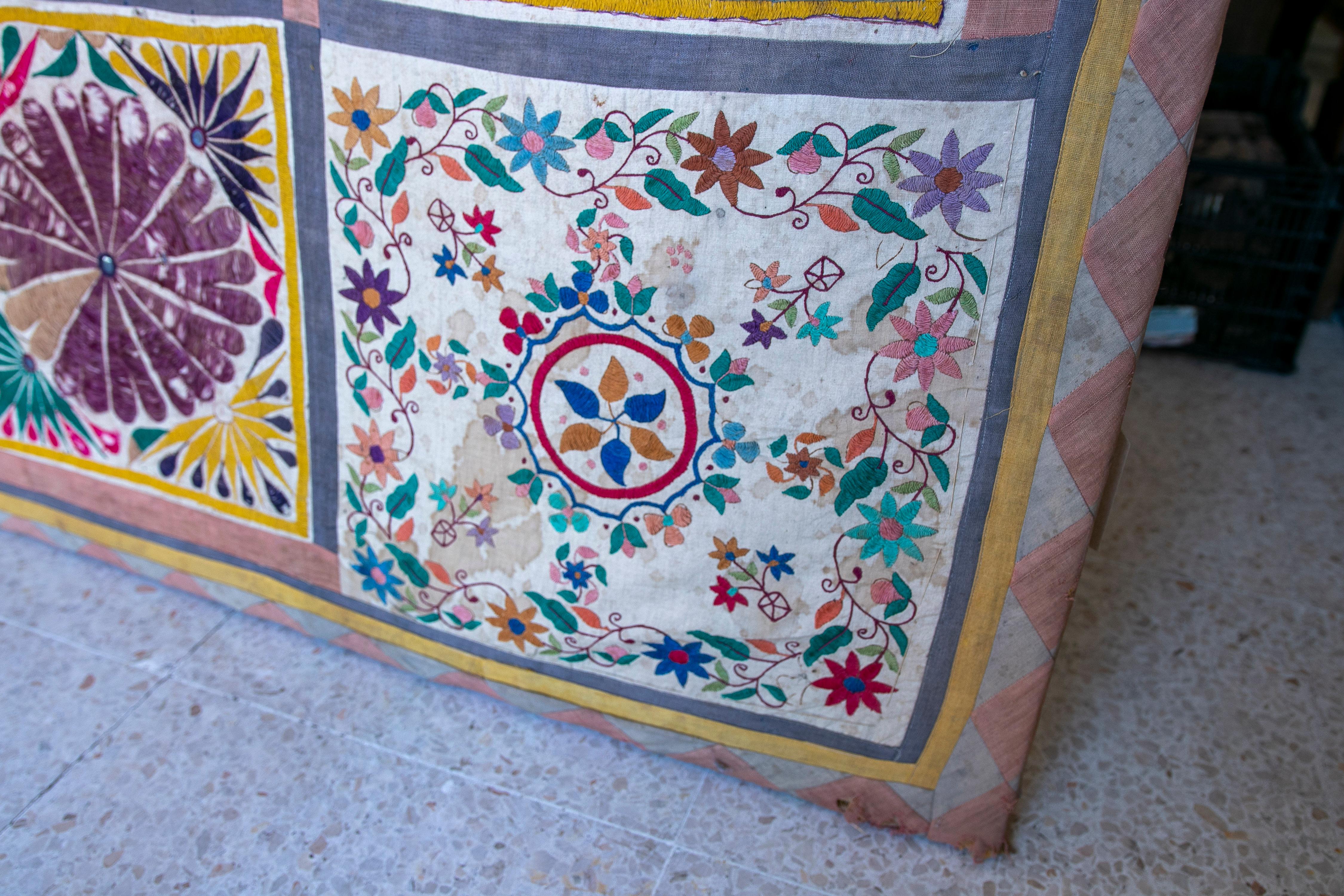 1920er Jahre indischen gestickten Panel Seide Wandteppich w / geometrische Muster & Holzrahmen im Angebot 8
