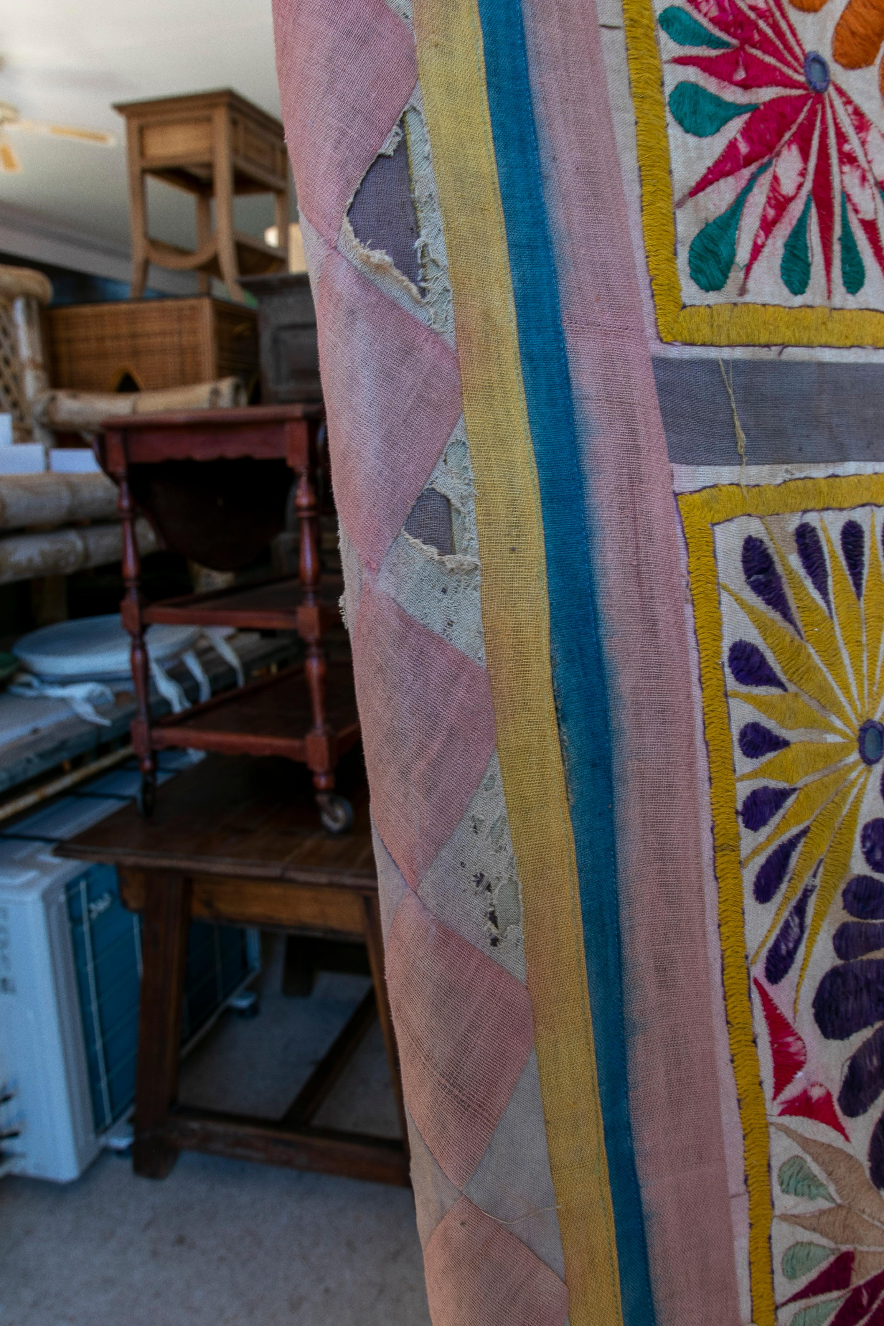 Panneau indien brodé des années 1920 Tapisserie en soie avec motif géométrique et cadre en bois en vente 8