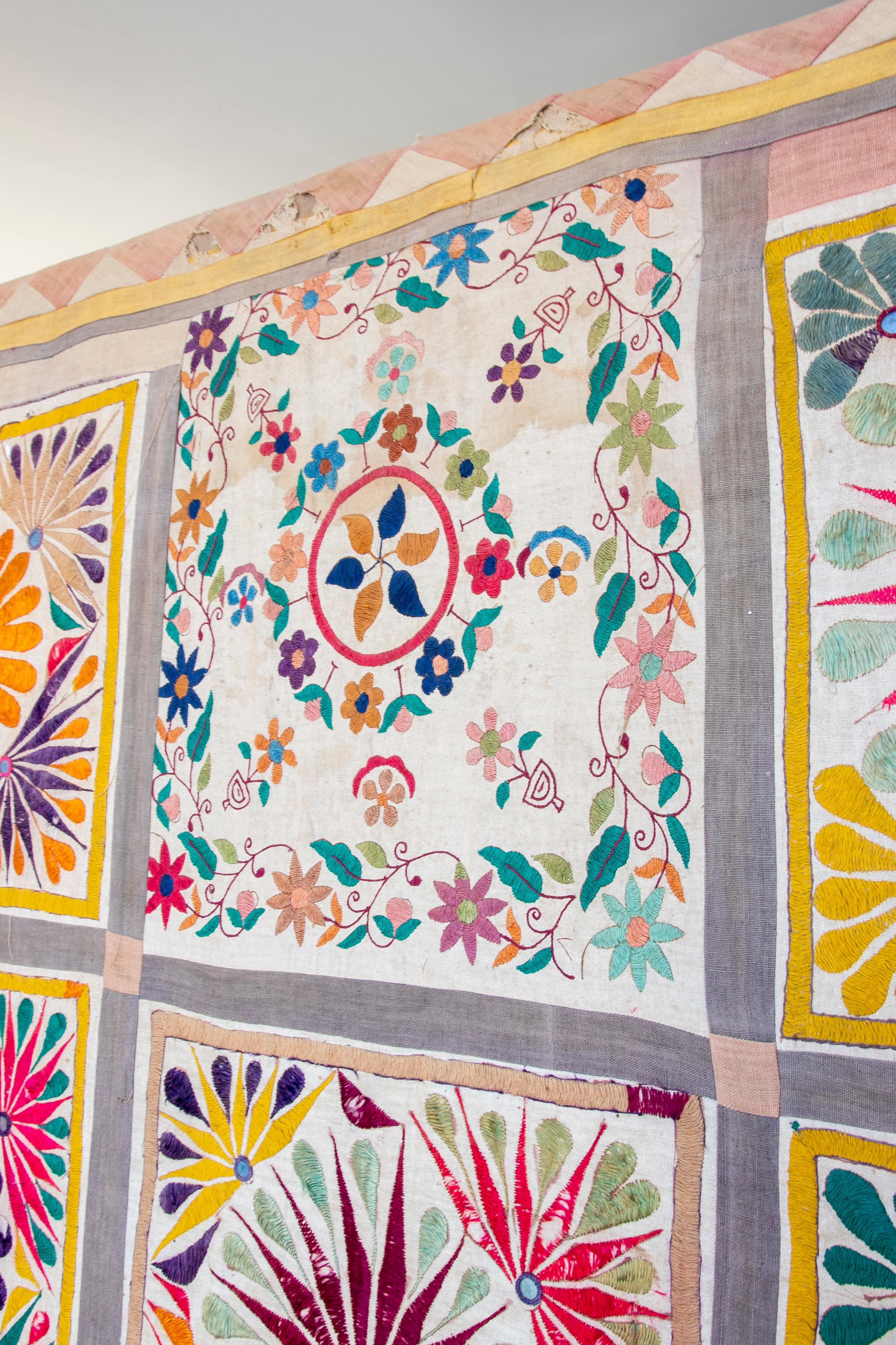 Indien Panneau indien brodé des années 1920 Tapisserie en soie avec motif géométrique et cadre en bois en vente