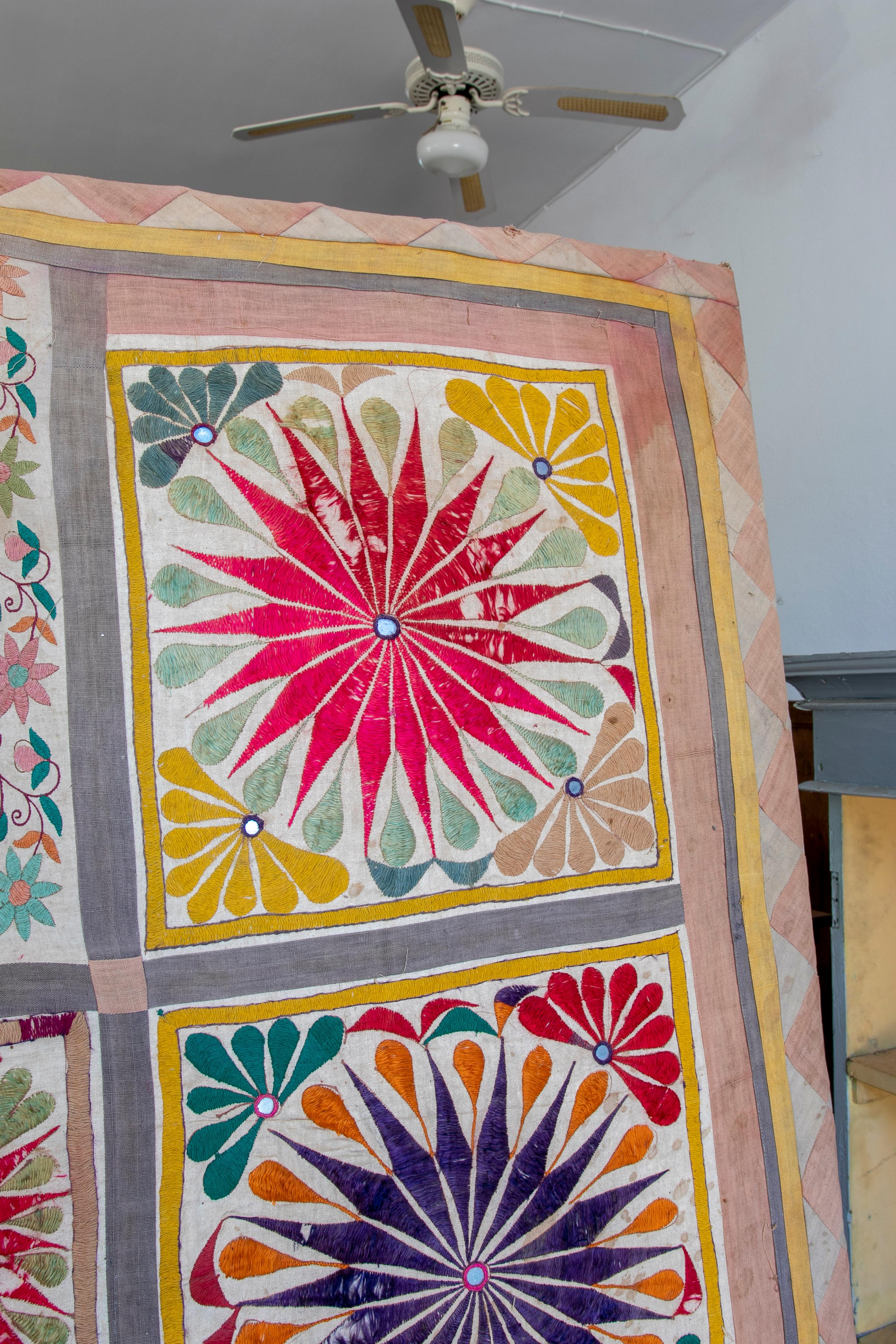 1920er Jahre indischen gestickten Panel Seide Wandteppich w / geometrische Muster & Holzrahmen im Zustand „Gut“ im Angebot in Marbella, ES