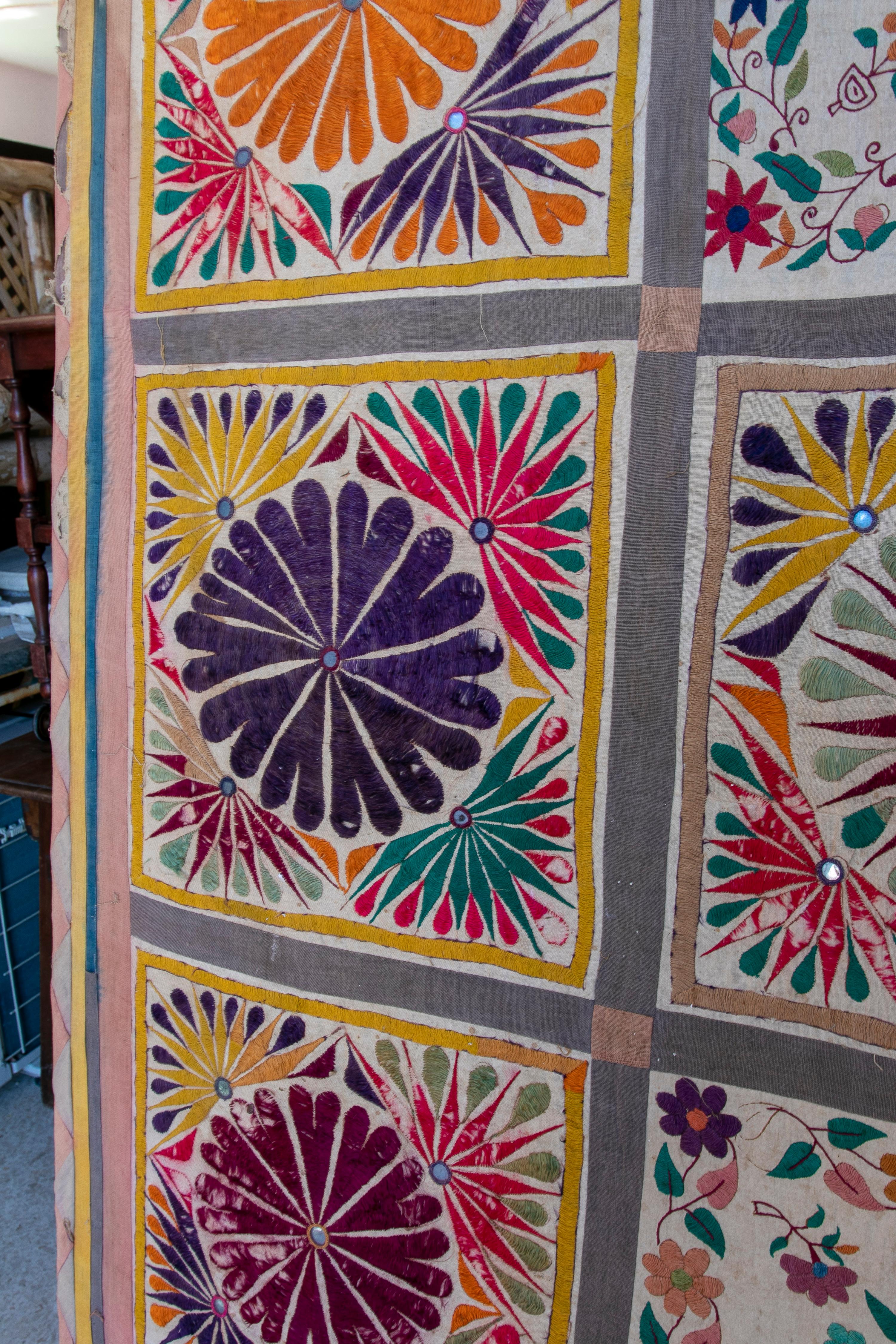 Soie Panneau indien brodé des années 1920 Tapisserie en soie avec motif géométrique et cadre en bois en vente