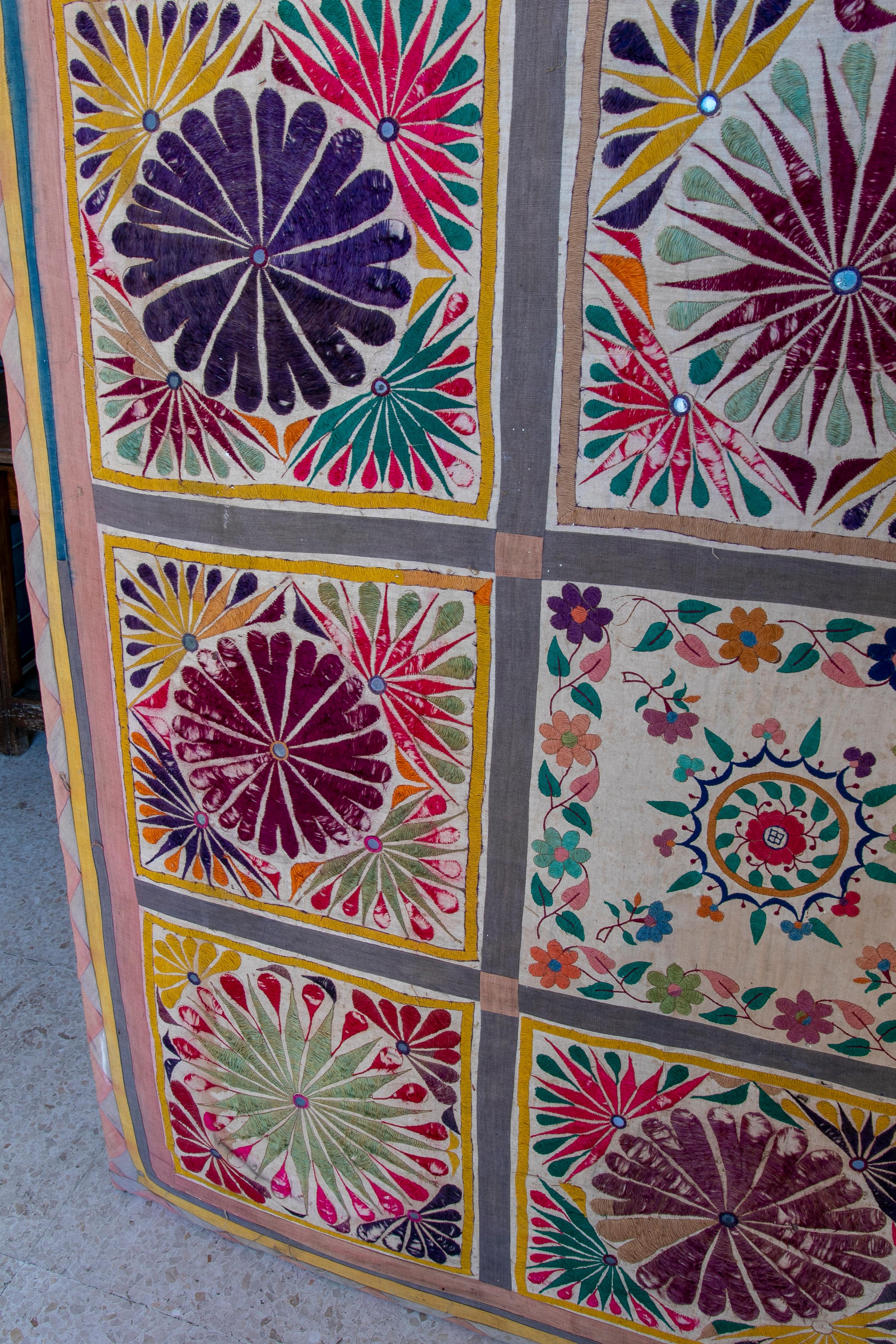 1920er Jahre indischen gestickten Panel Seide Wandteppich w / geometrische Muster & Holzrahmen im Angebot 2