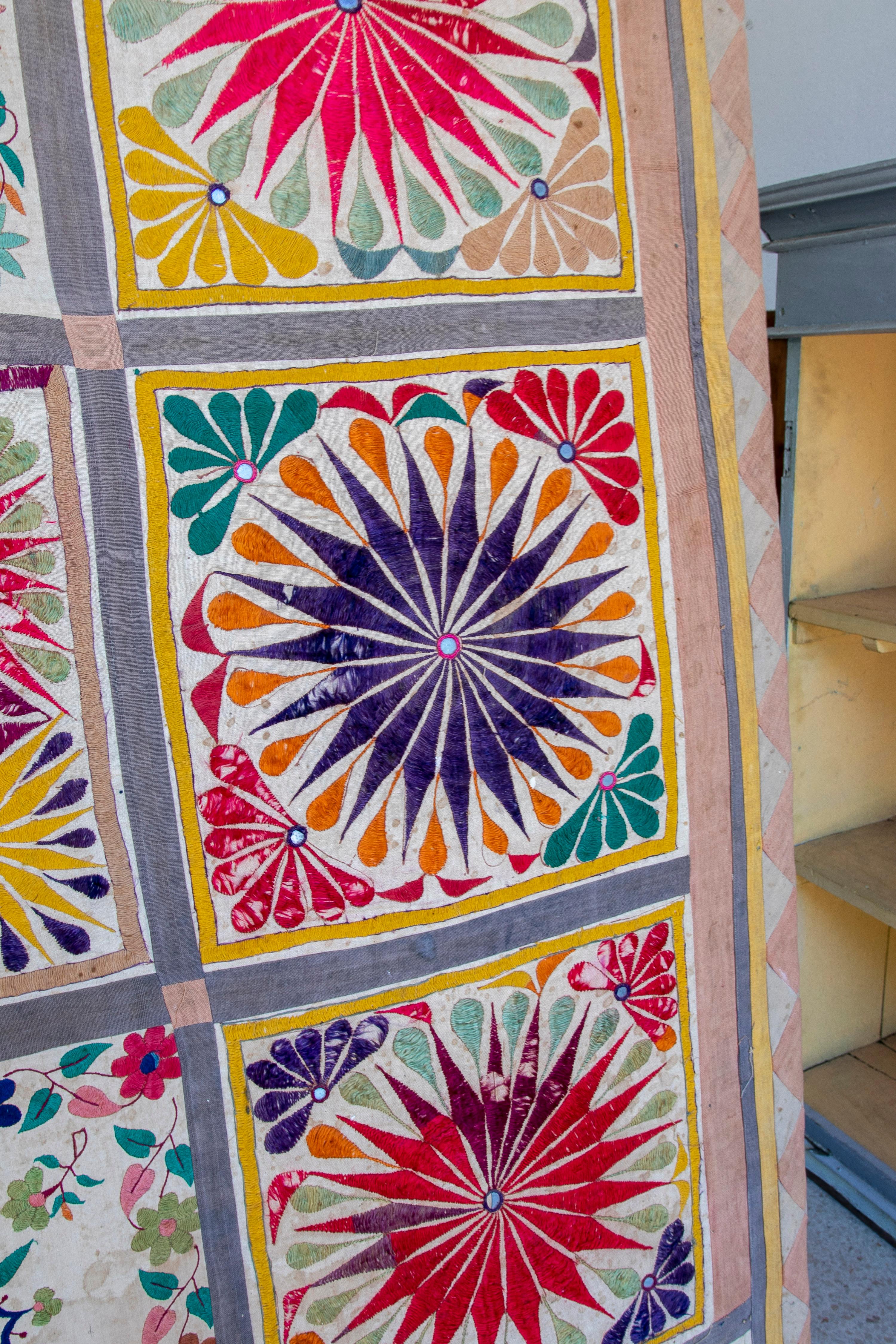 1920er Jahre indischen gestickten Panel Seide Wandteppich w / geometrische Muster & Holzrahmen im Angebot 3