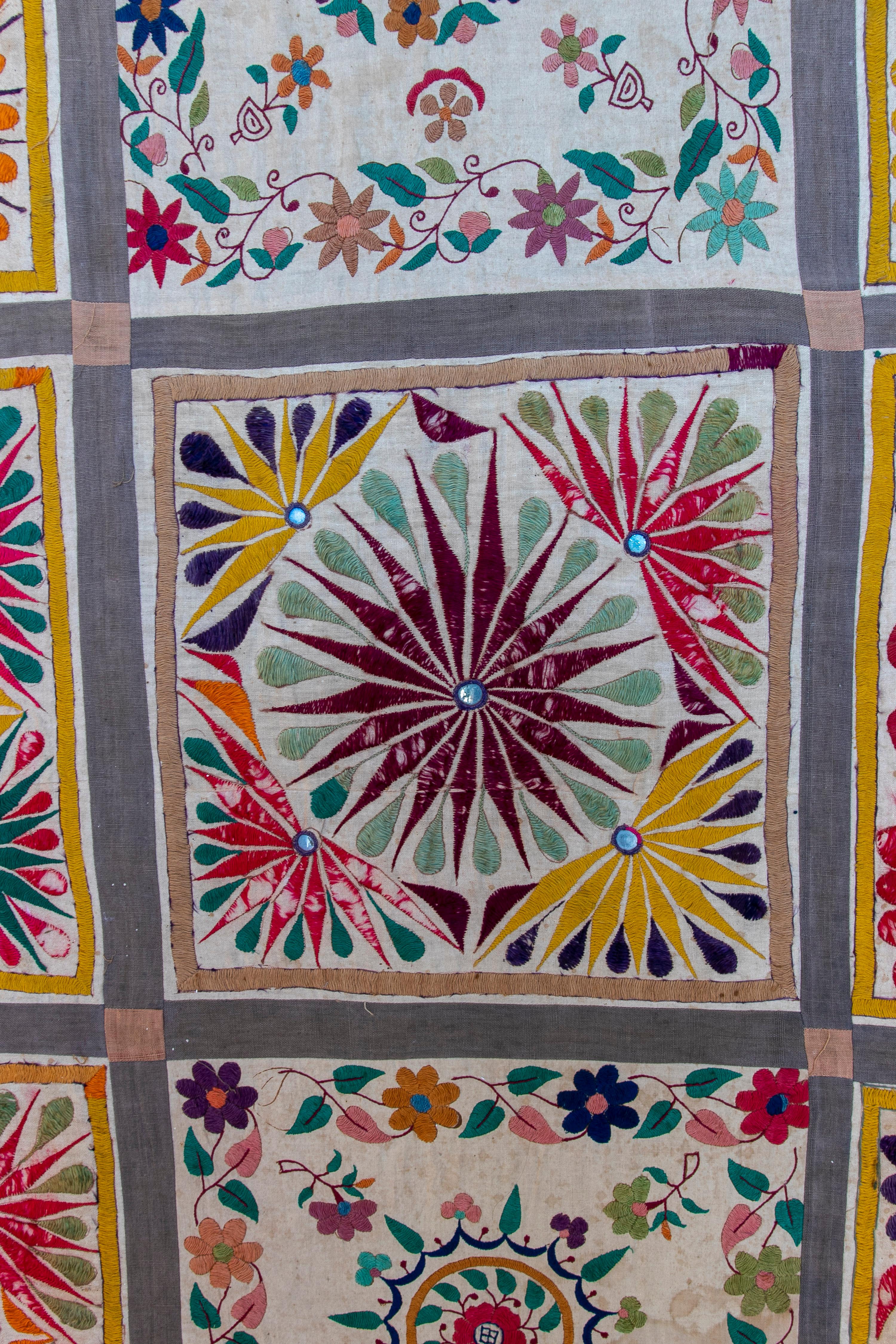 1920er Jahre indischen gestickten Panel Seide Wandteppich w / geometrische Muster & Holzrahmen im Angebot 4