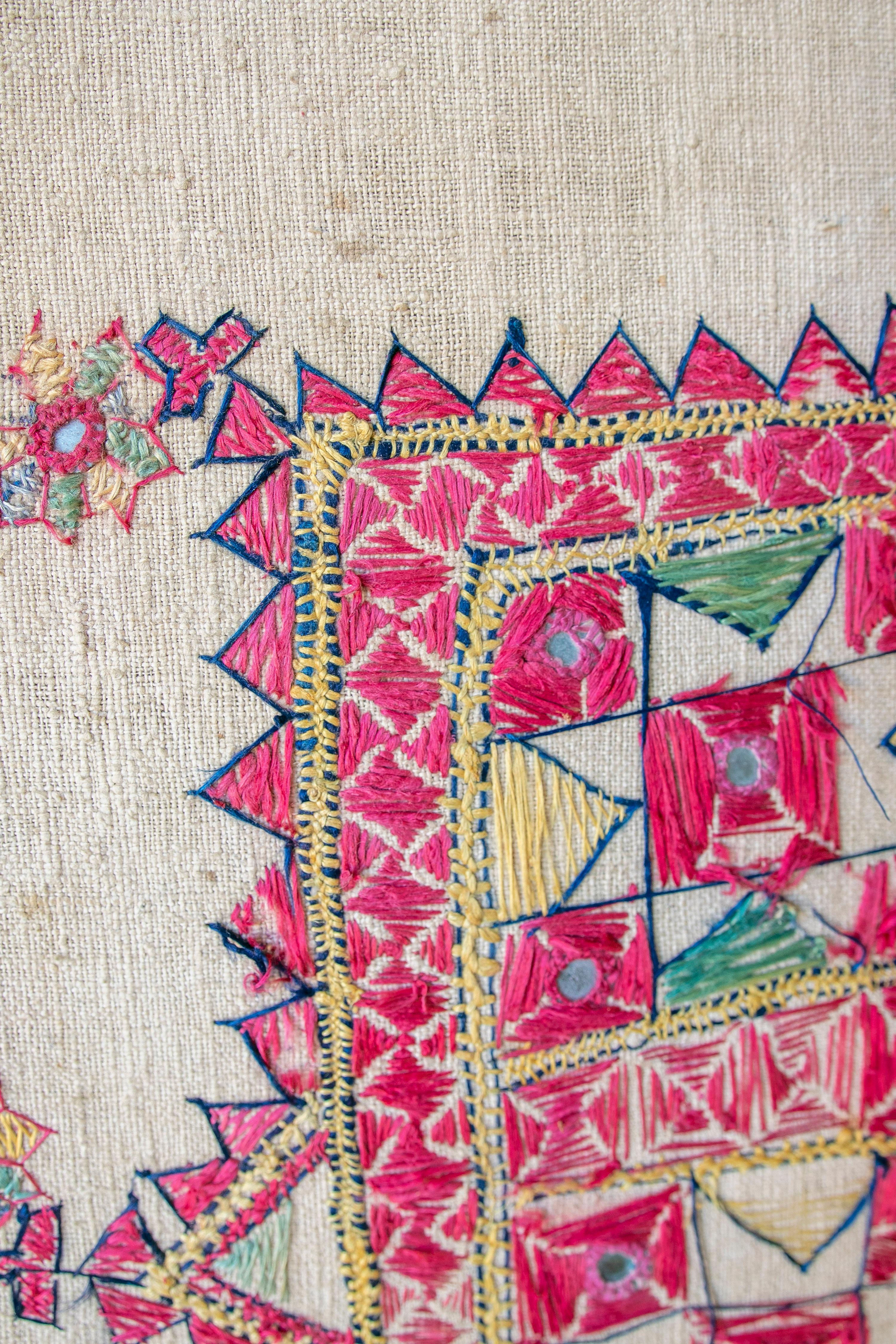 Indischer, handbestickter Seidenteppich aus den 1920er Jahren mit geometrischem Muster und Holzrahmen im Angebot 6