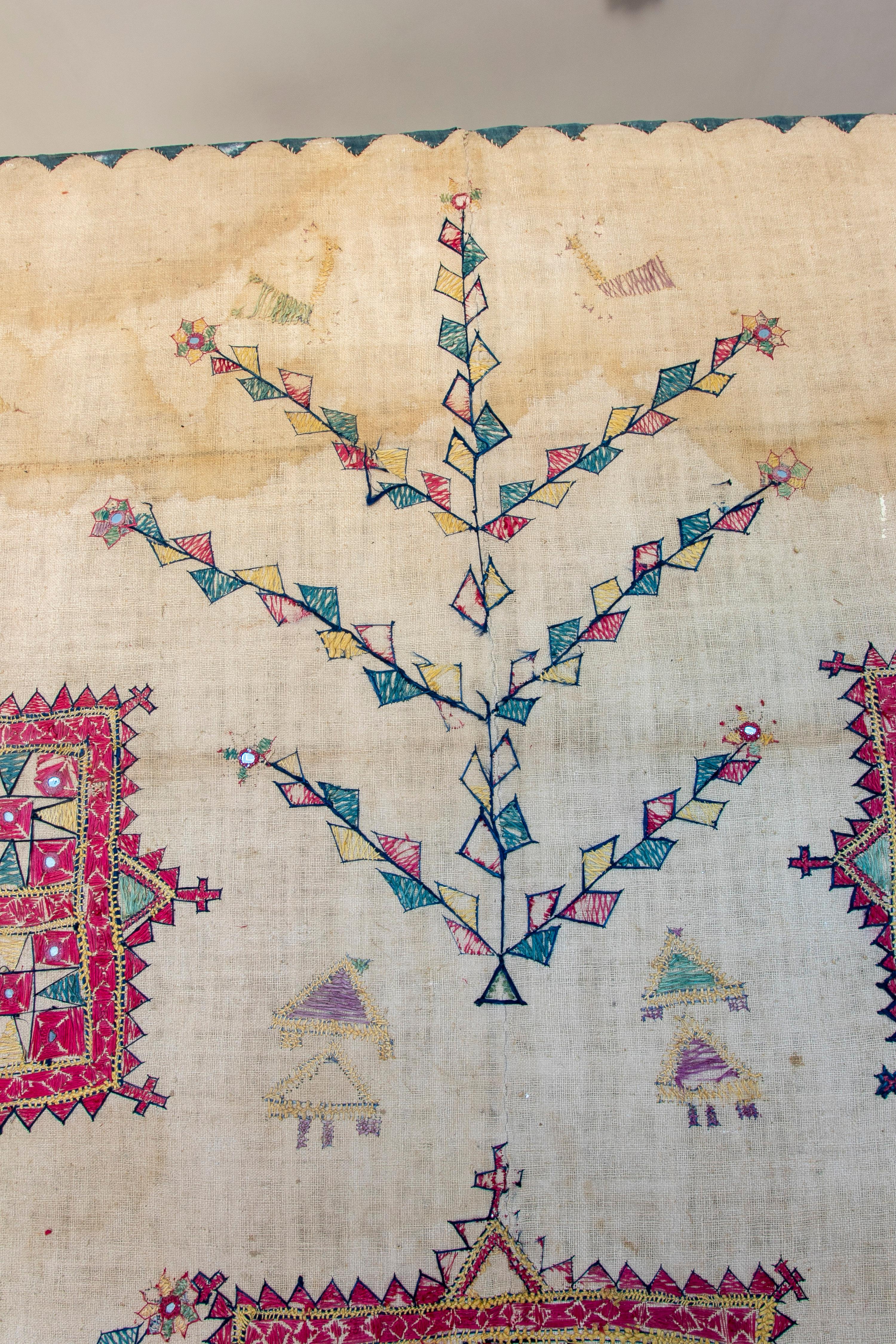 Indischer, handbestickter Seidenteppich aus den 1920er Jahren mit geometrischem Muster und Holzrahmen im Angebot 11