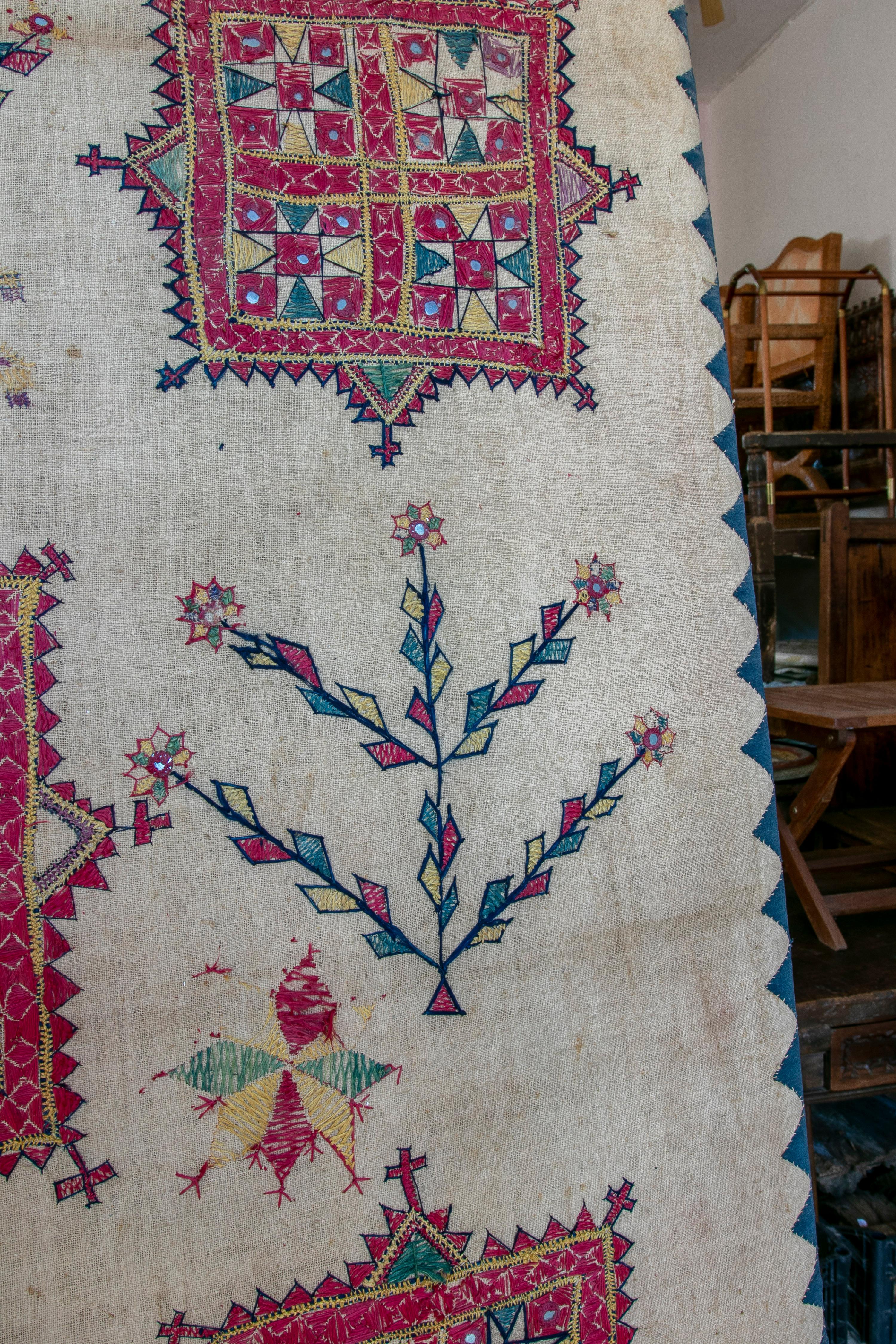 1920s Indian Hand Embroidered Silk Tapestry w/ Geometric Pattern & Wooden Frame In Good Condition For Sale In Marbella, ES