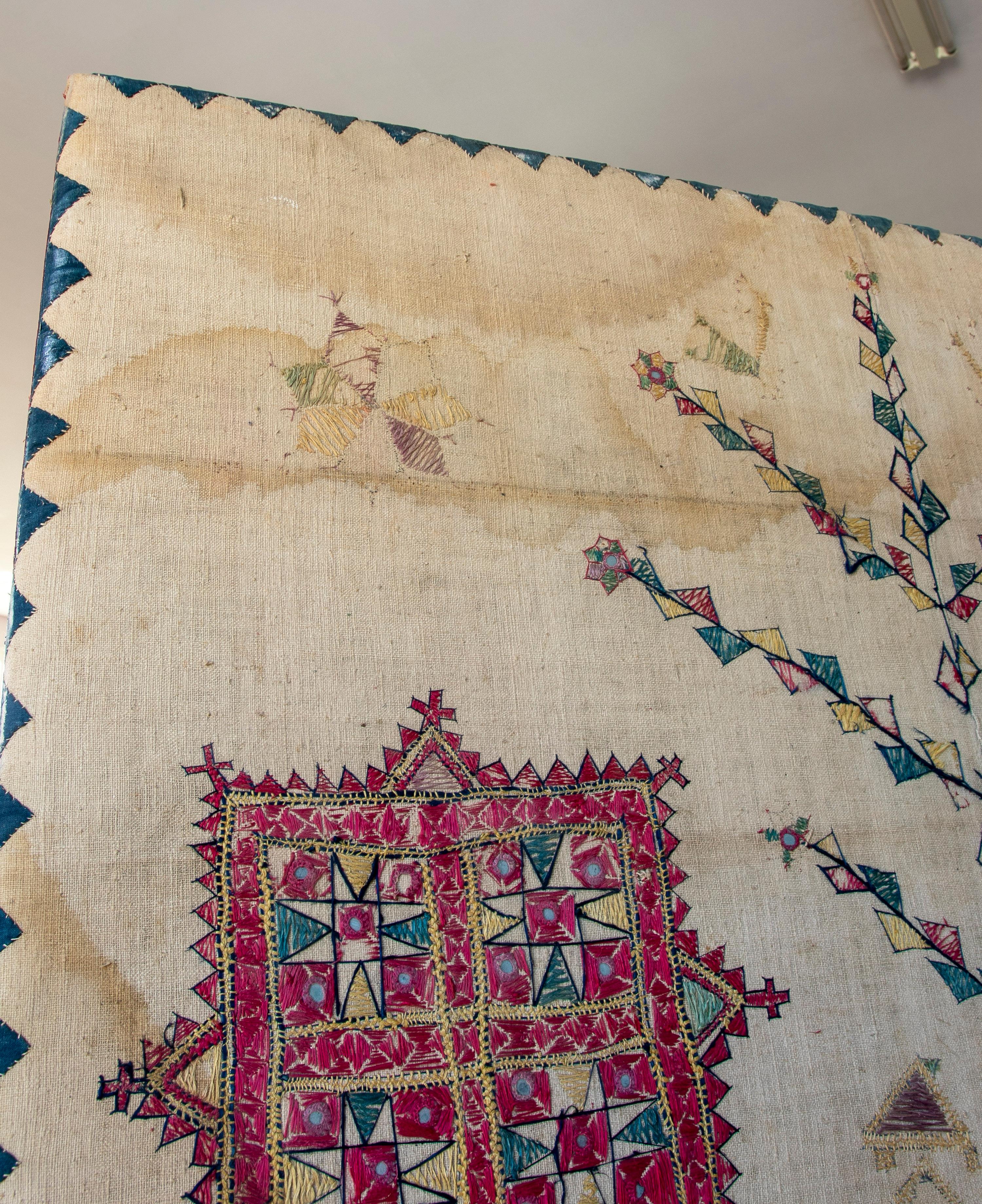 Indischer, handbestickter Seidenteppich aus den 1920er Jahren mit geometrischem Muster und Holzrahmen (20. Jahrhundert) im Angebot