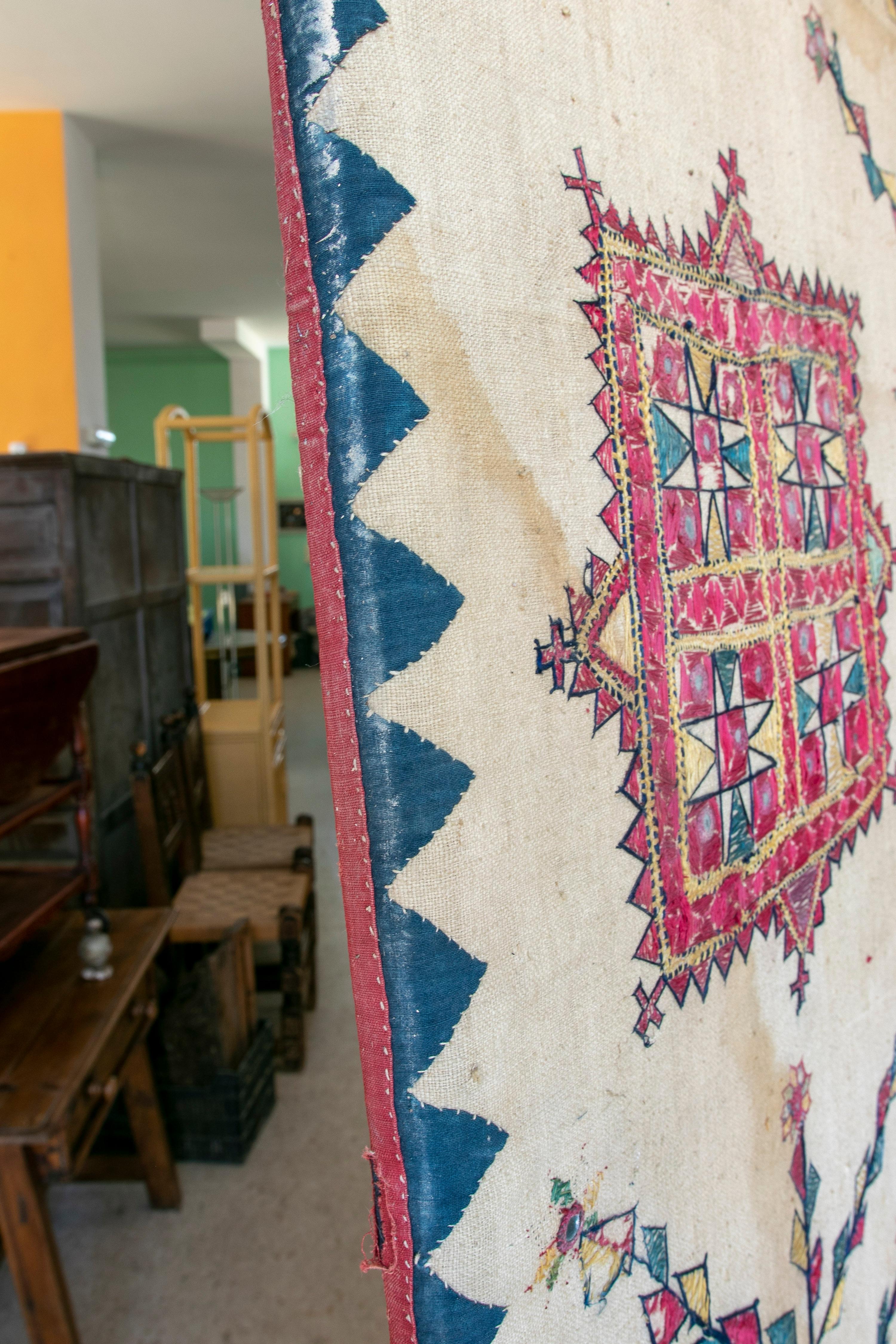 Indischer, handbestickter Seidenteppich aus den 1920er Jahren mit geometrischem Muster und Holzrahmen im Angebot 1
