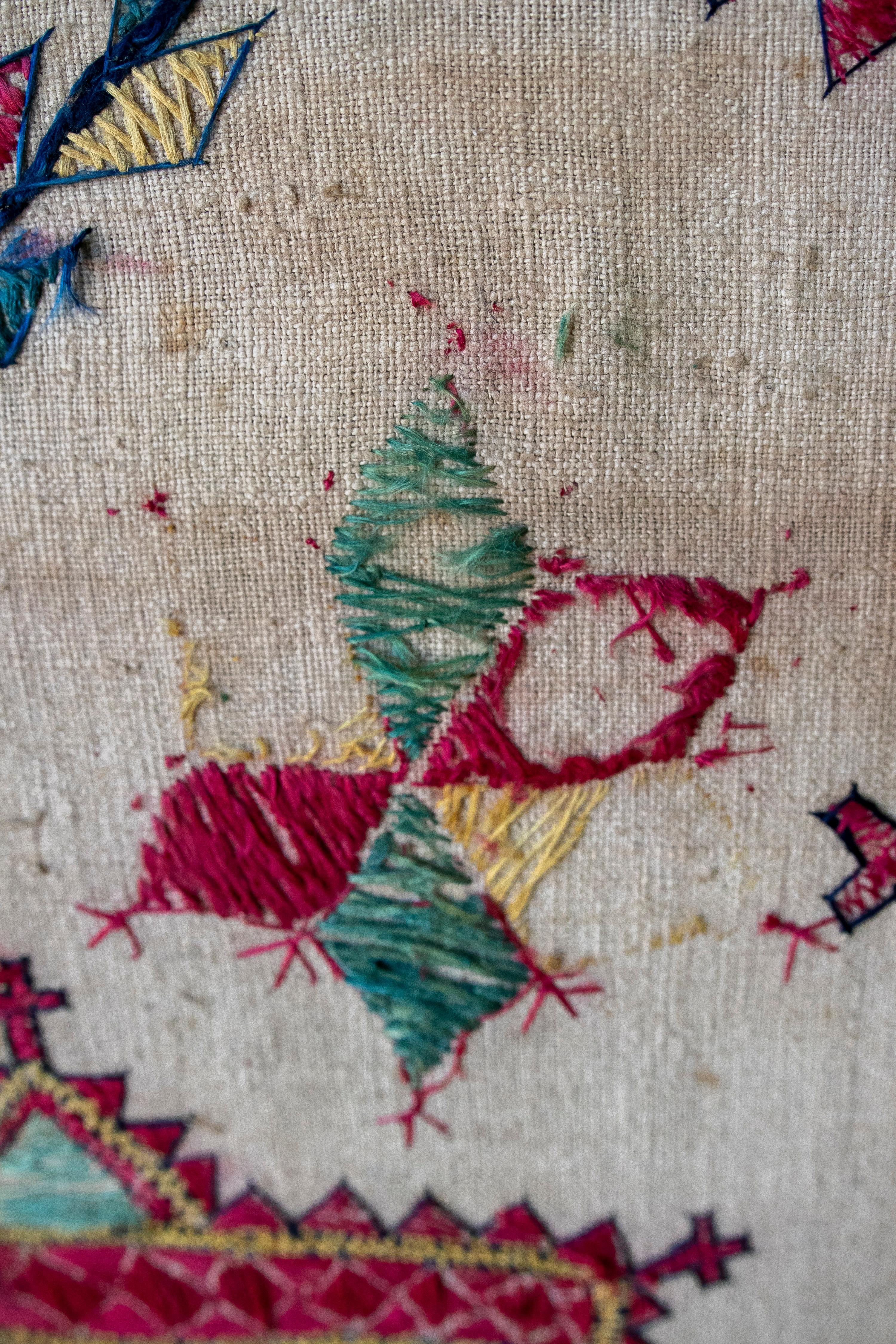 Indischer, handbestickter Seidenteppich aus den 1920er Jahren mit geometrischem Muster und Holzrahmen im Angebot 3