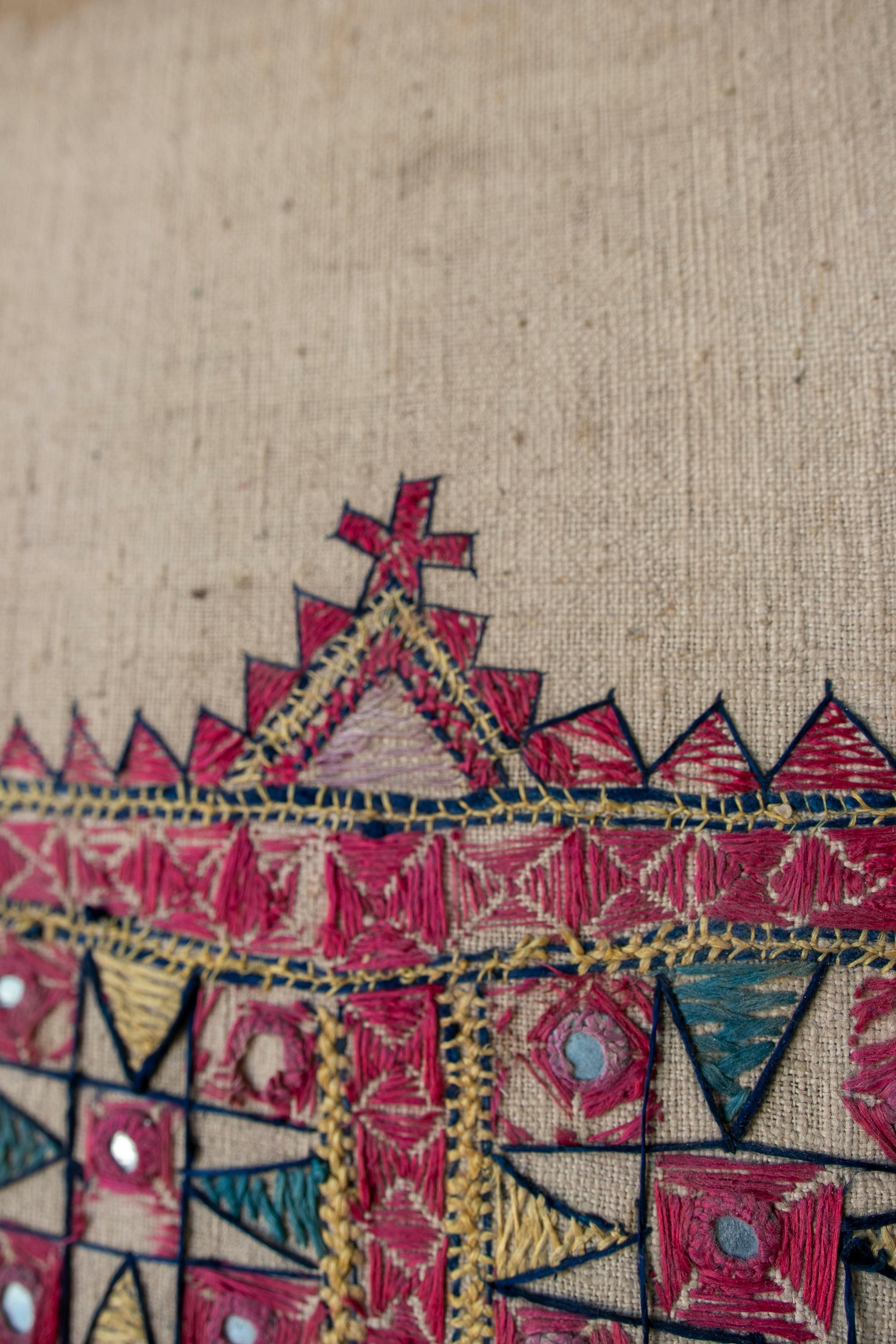 Indischer, handbestickter Seidenteppich aus den 1920er Jahren mit geometrischem Muster und Holzrahmen im Angebot 4