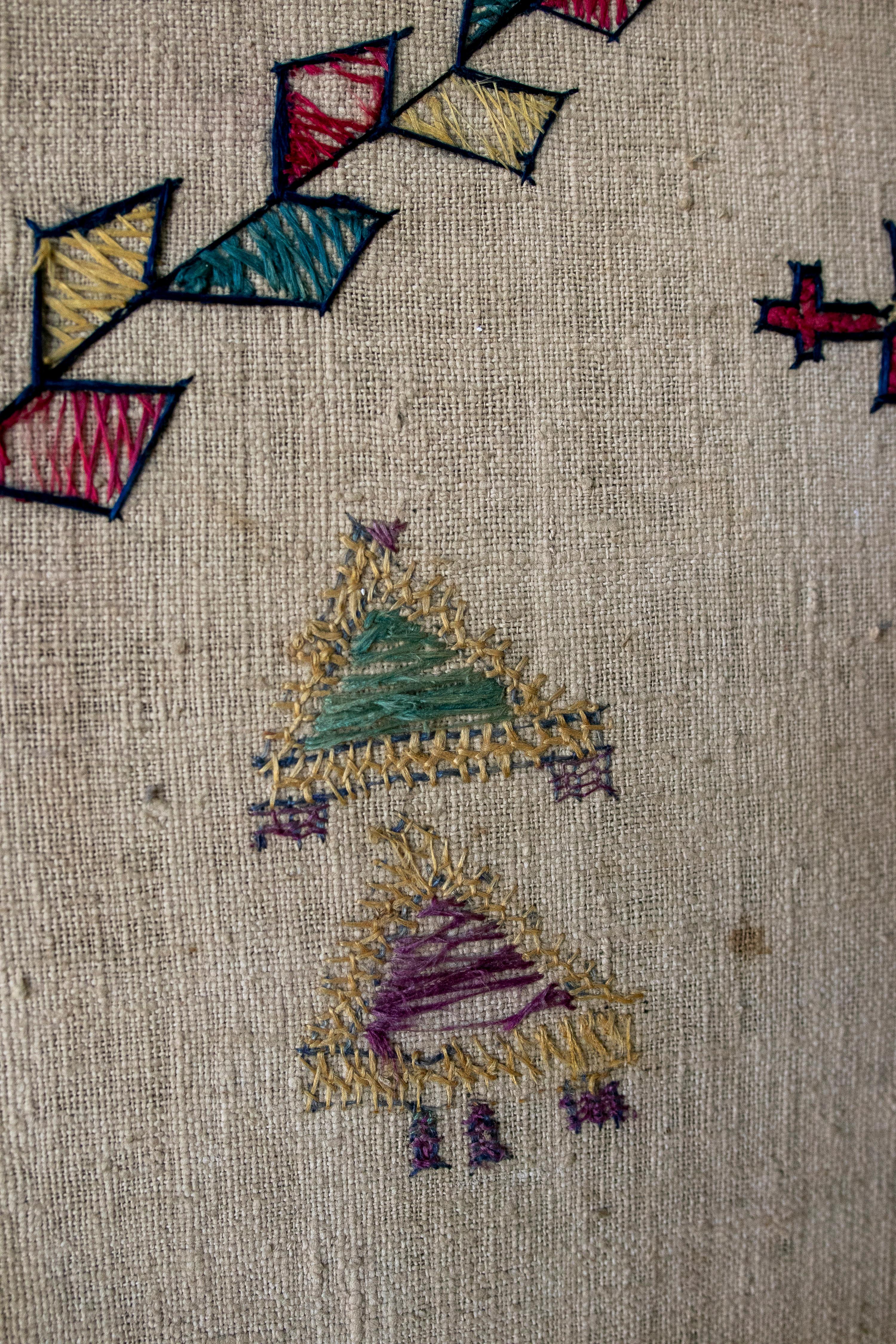 Indischer, handbestickter Seidenteppich aus den 1920er Jahren mit geometrischem Muster und Holzrahmen im Angebot 5