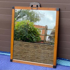 1920er Jahre Irving & Casson Curly Ahorn geriffelter Wandspiegel mit geblümtem Korbkreuz