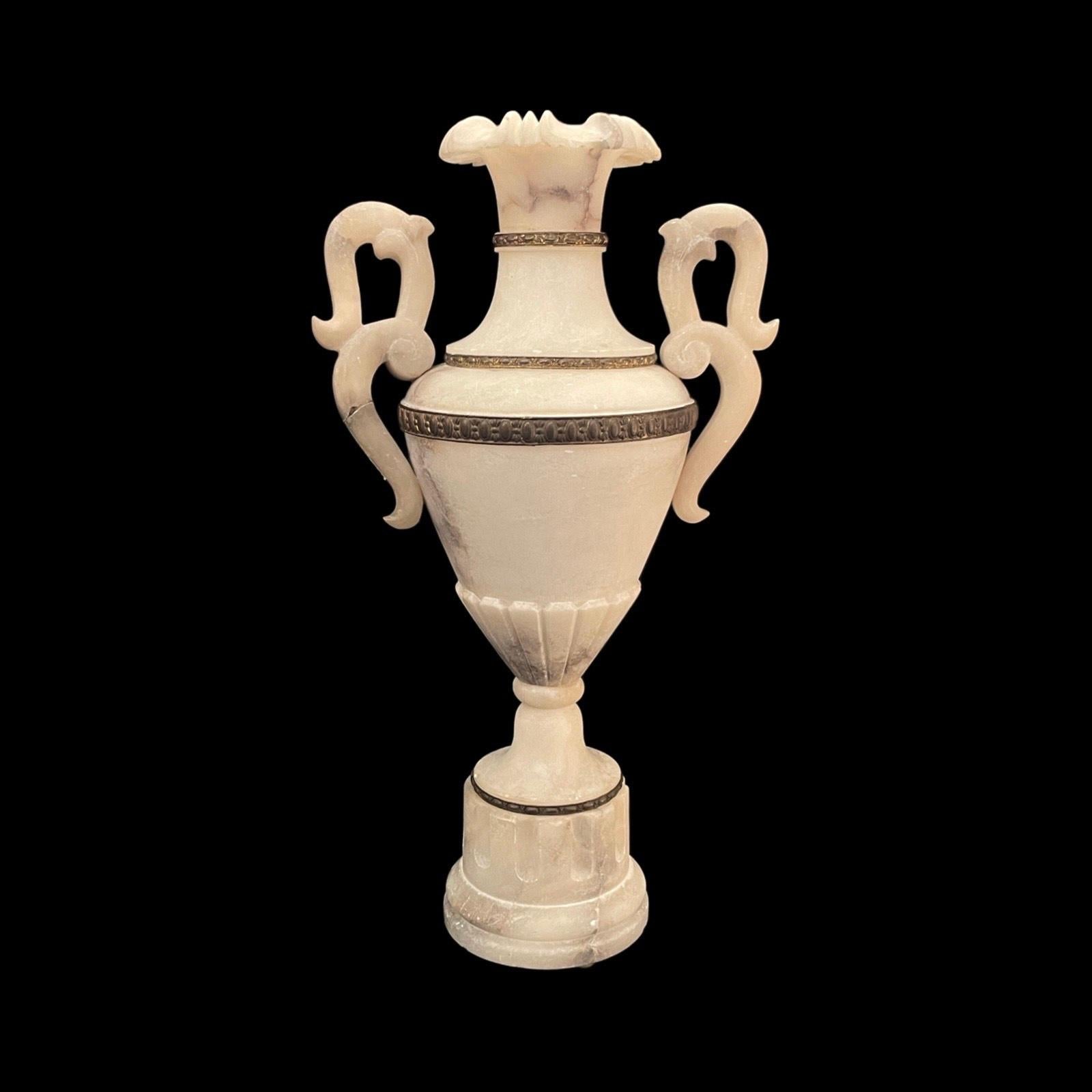 Questa squisita lampada da tavolo italiana in alabastro intagliato a mano degli anni '20-'30 è davvero un'opera d'arte, che offre un raro mix di eleganza e storia. Il suo design unico è messo in risalto dalle ipnotiche venature che scorrono senza