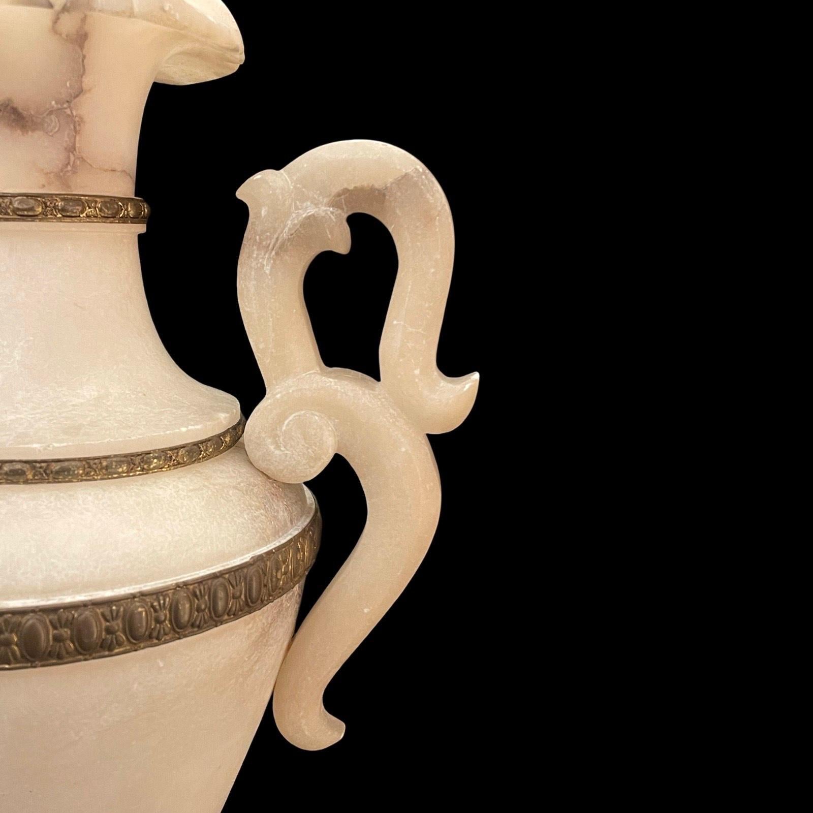 Ottone Lampada da tavolo con urna in alabastro italiana degli anni '20 in vendita