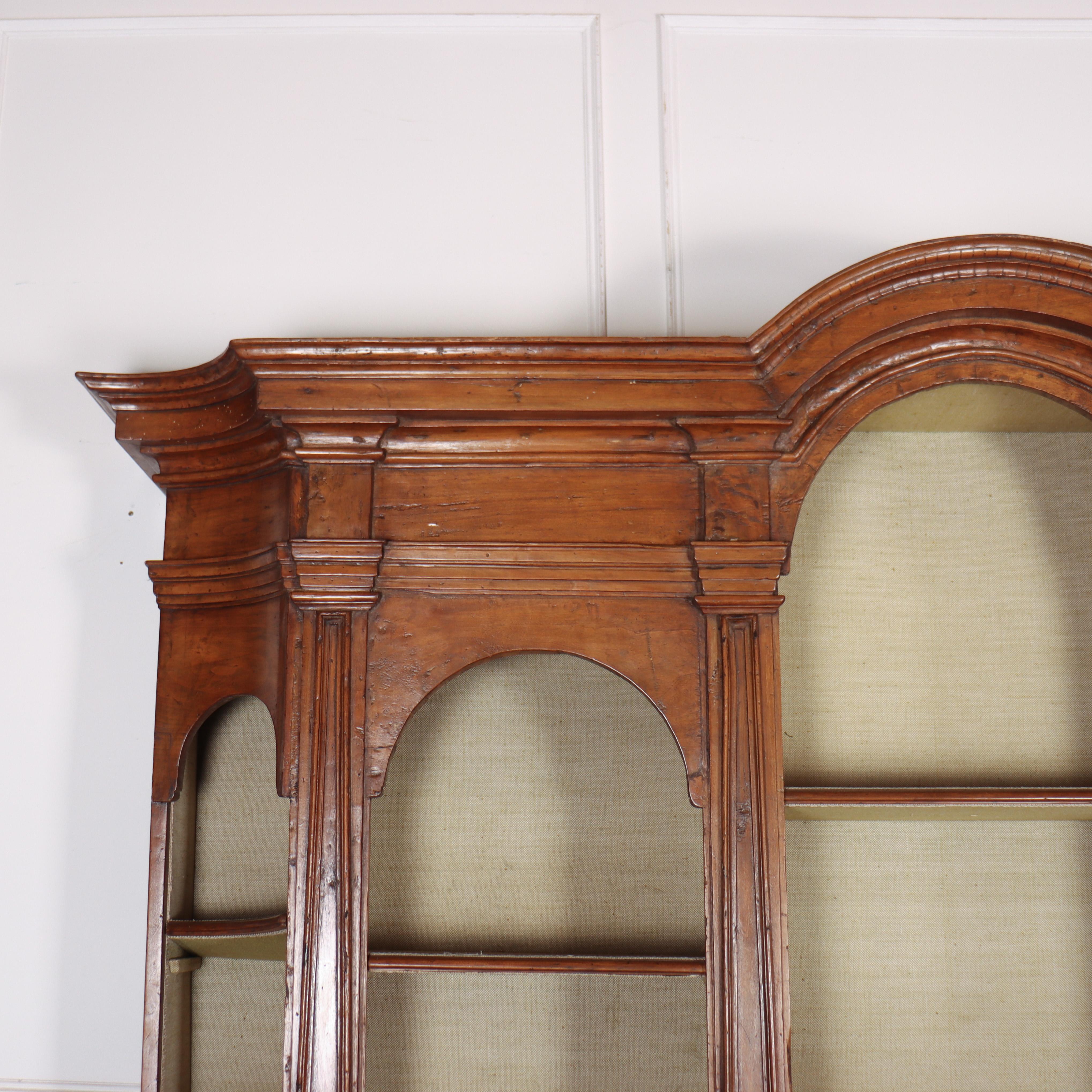 1920's Italian walnut bookcase/ display cabinet in the 18th century style.


Internal reference: H


Code: 8906

Dimensions:
W: 99