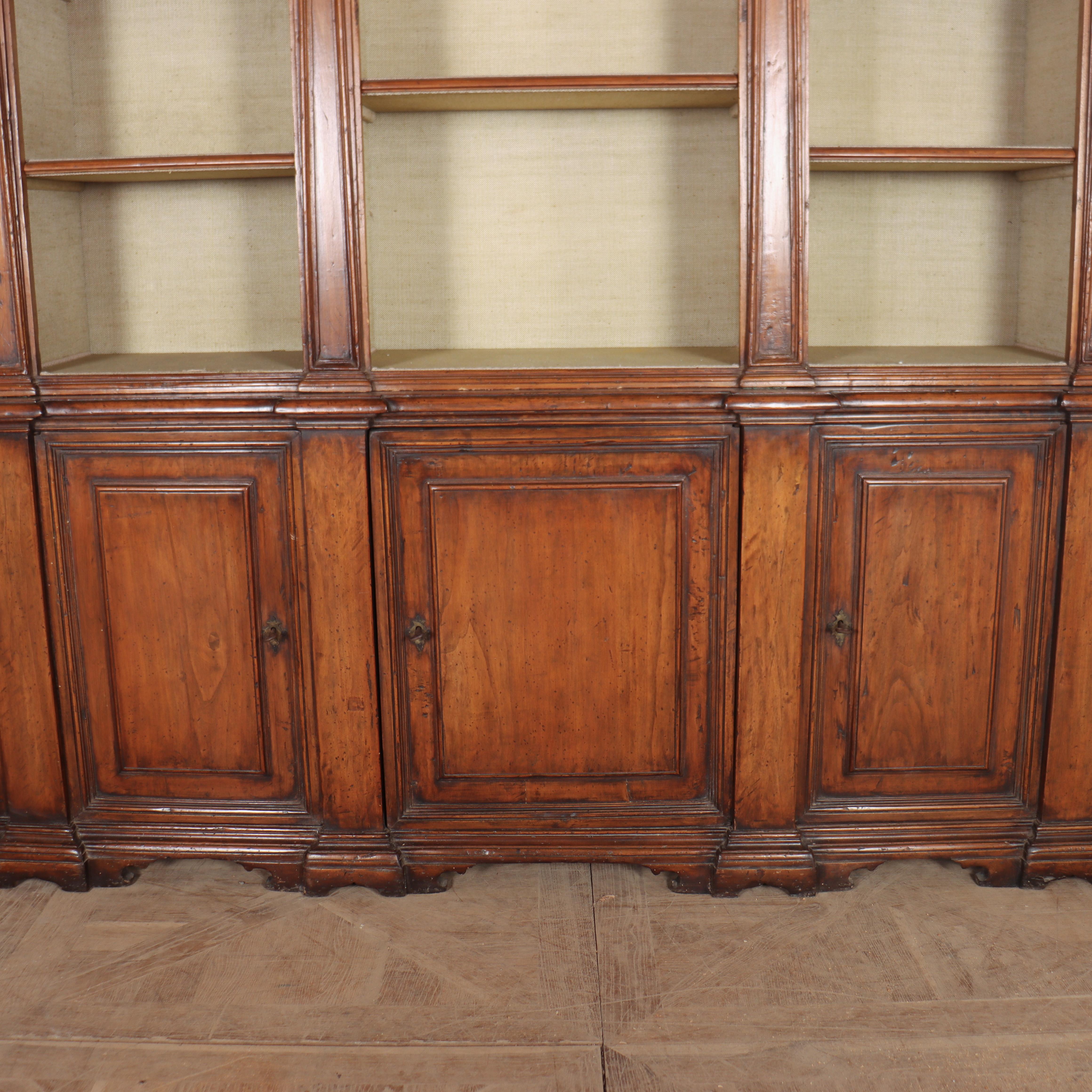 1920's Italian Bookcase Nogal en venta