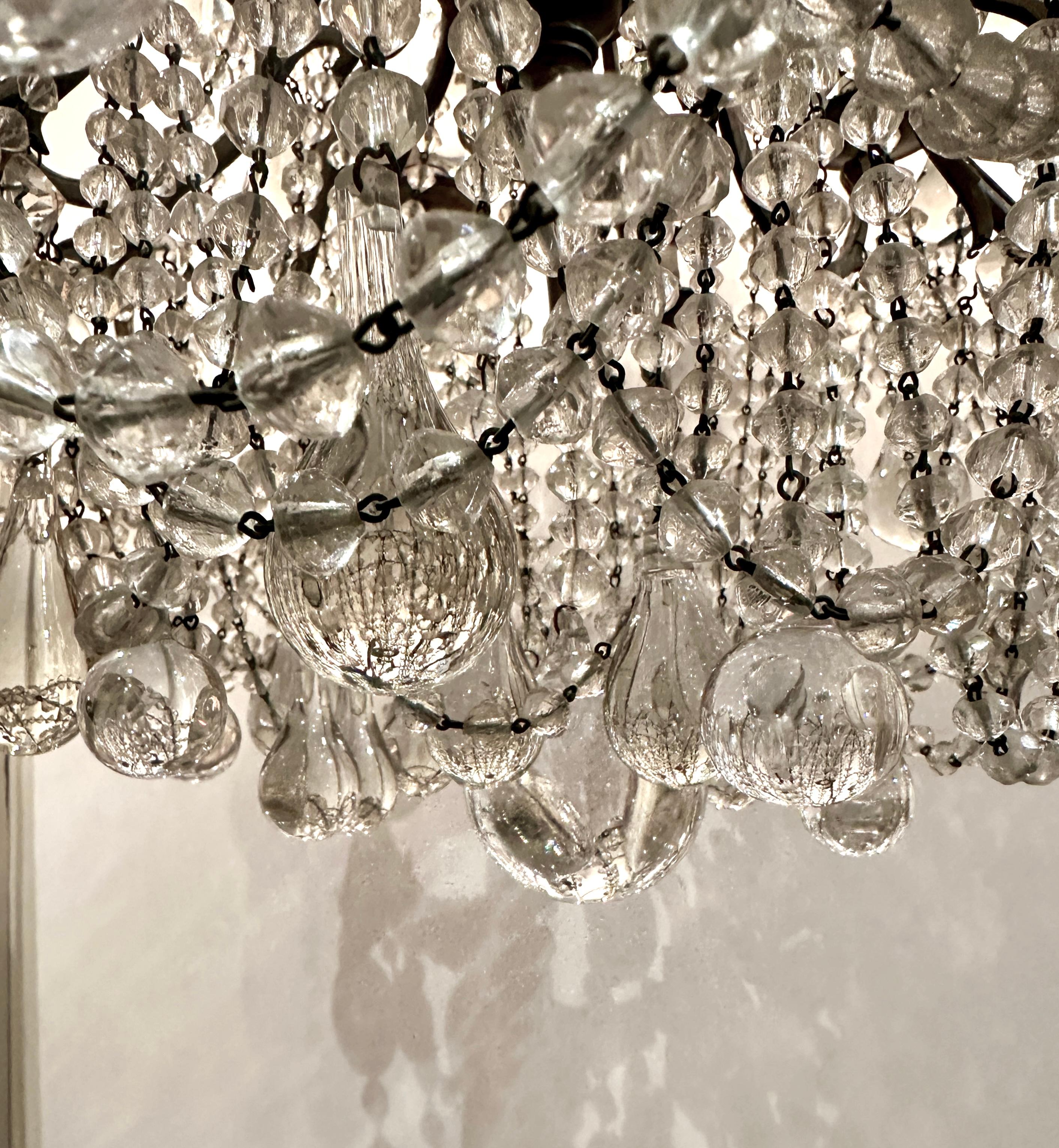 Dorato Lampadario di cristallo italiano del 1920 con tracce di doratura su carrello di bronzo in vendita