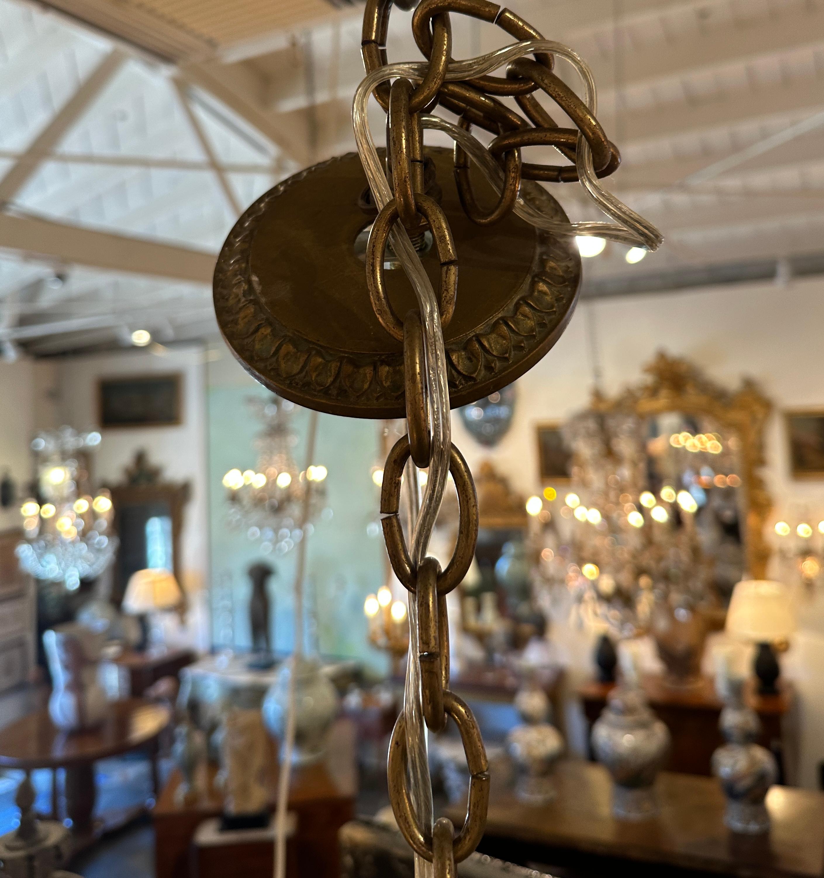 Bronzo Lampadario di cristallo italiano del 1920 con tracce di doratura su carrello di bronzo in vendita