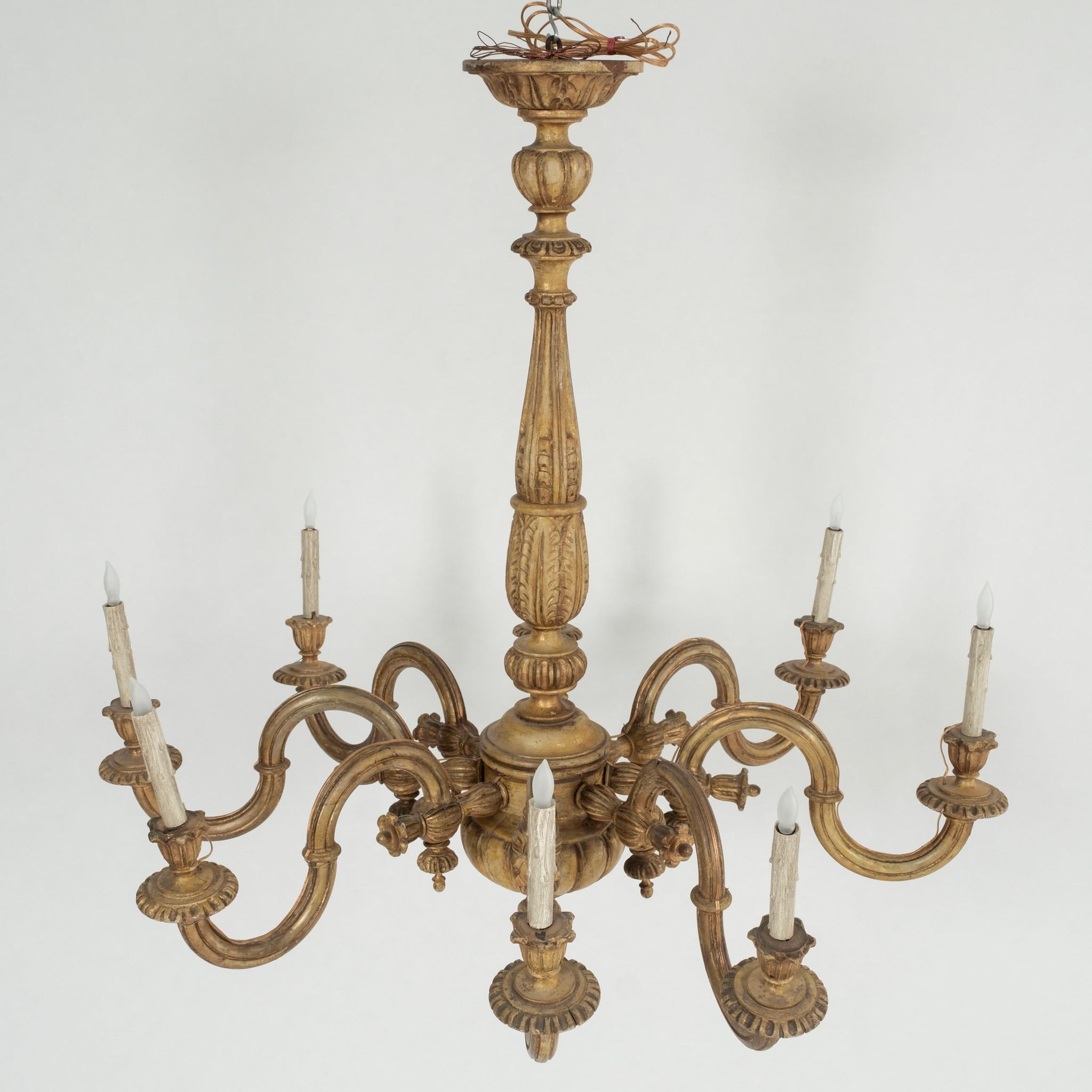Lustre italien des années 1920 à huit bras de style Louis XV en bois doré.